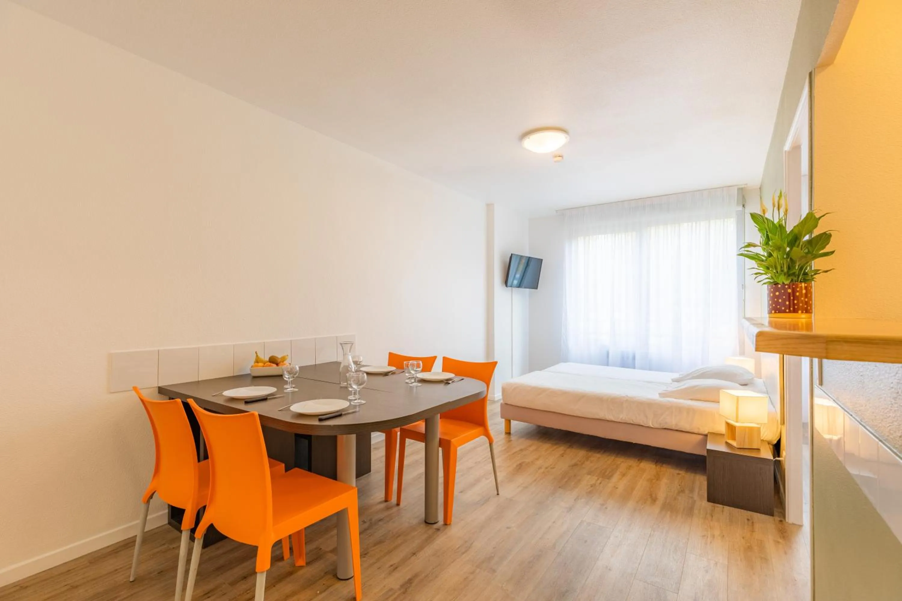 Dining area, Bed in Appart'City Classic Bourg-en-Bresse