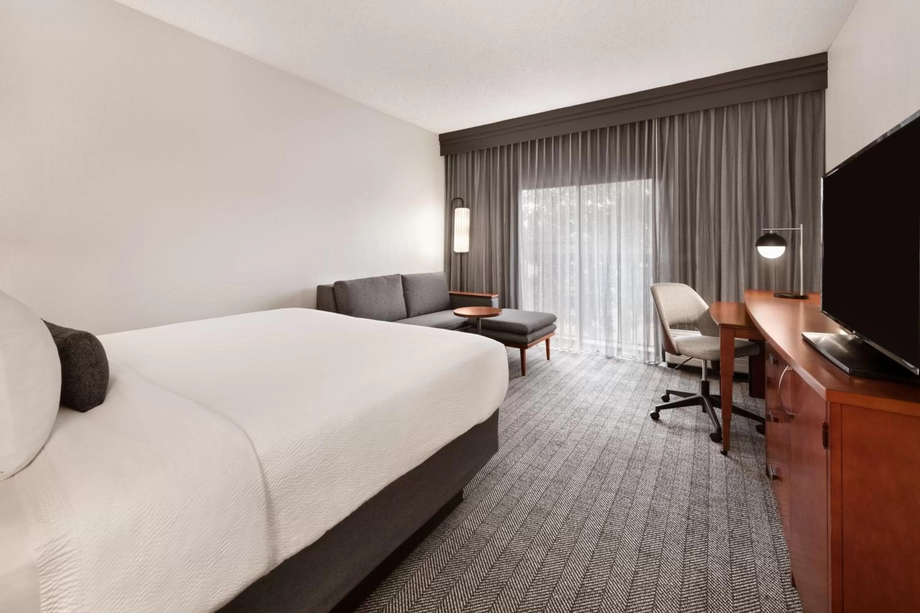 Photo of the whole room, Bed in Courtyard by Marriott Memphis Airport