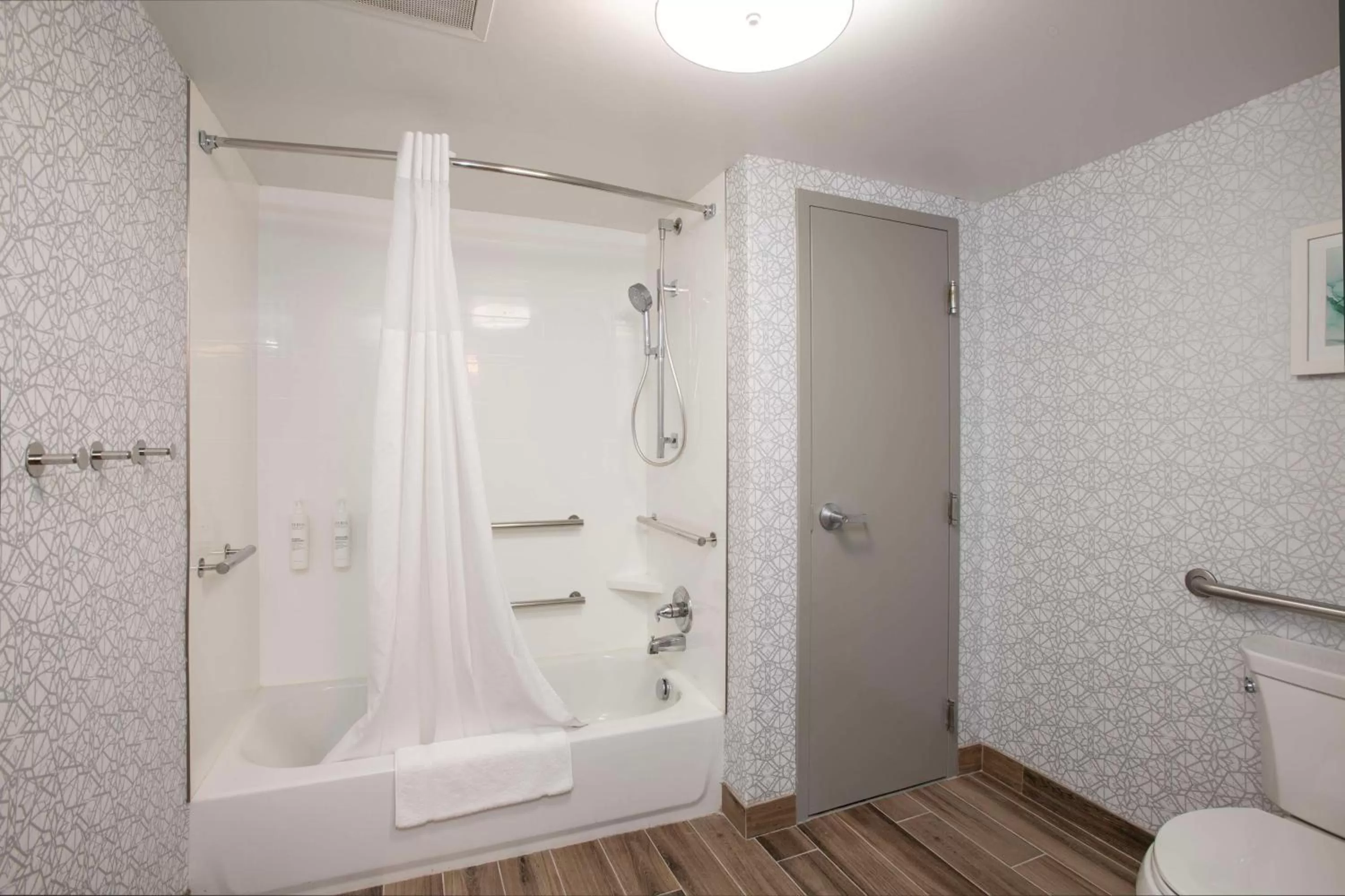 Bathroom in Hampton Inn Dry Ridge