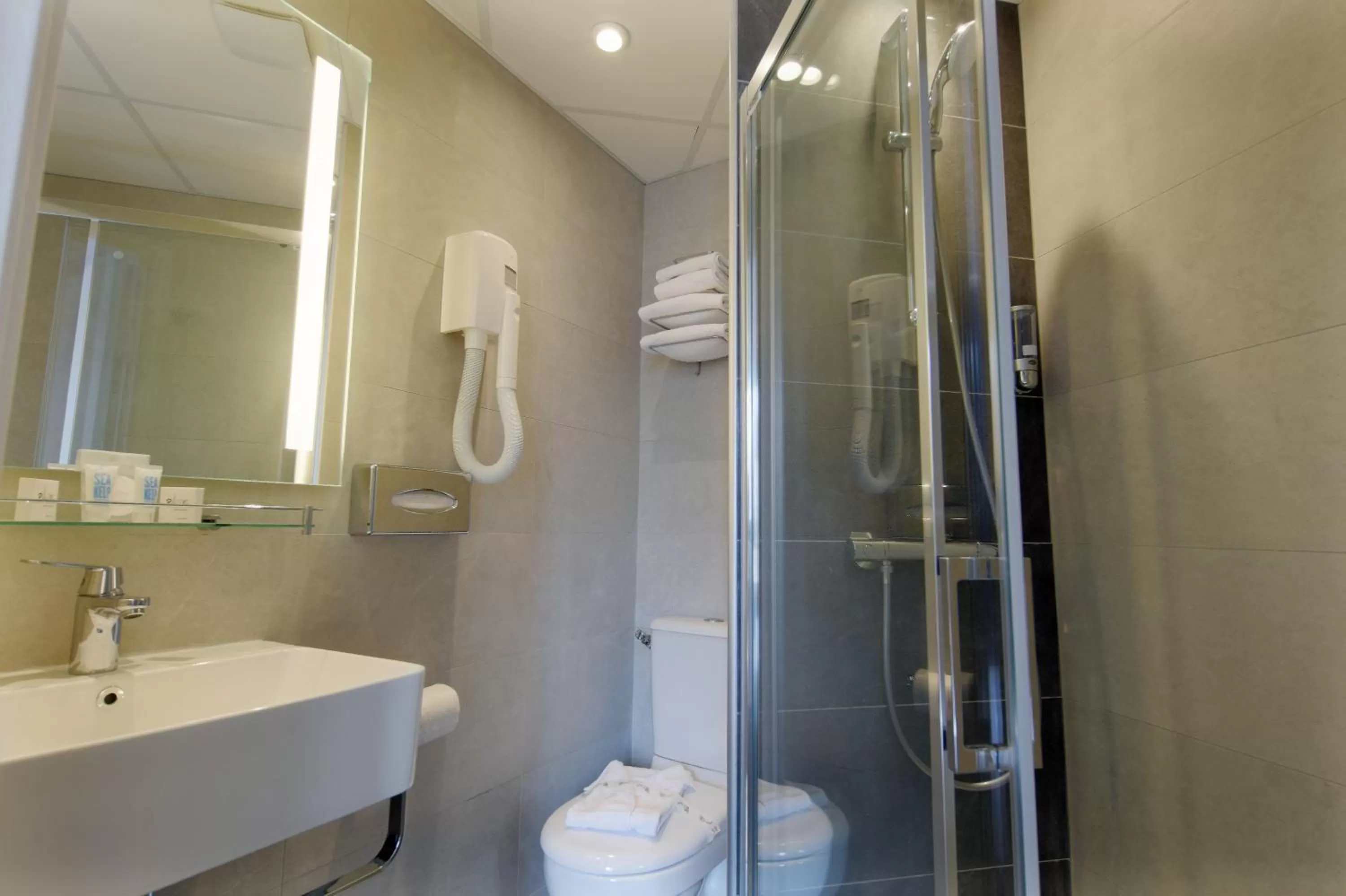 Bathroom in Avia Hôtel Saphir Montparnasse