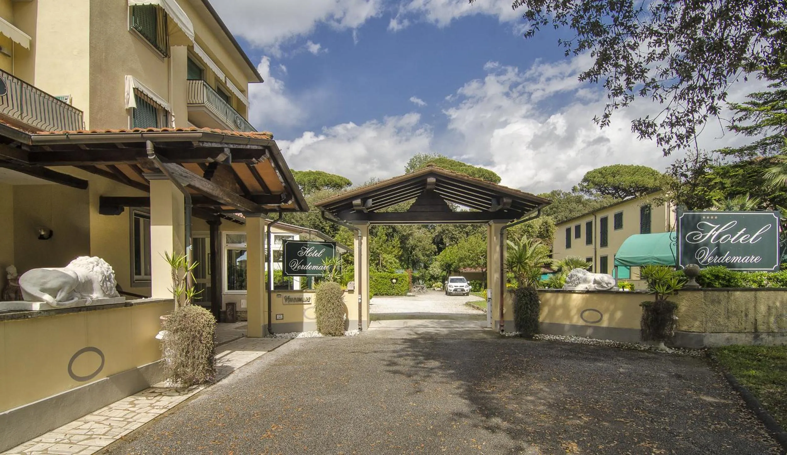 Facade/entrance in Hotel Verdemare