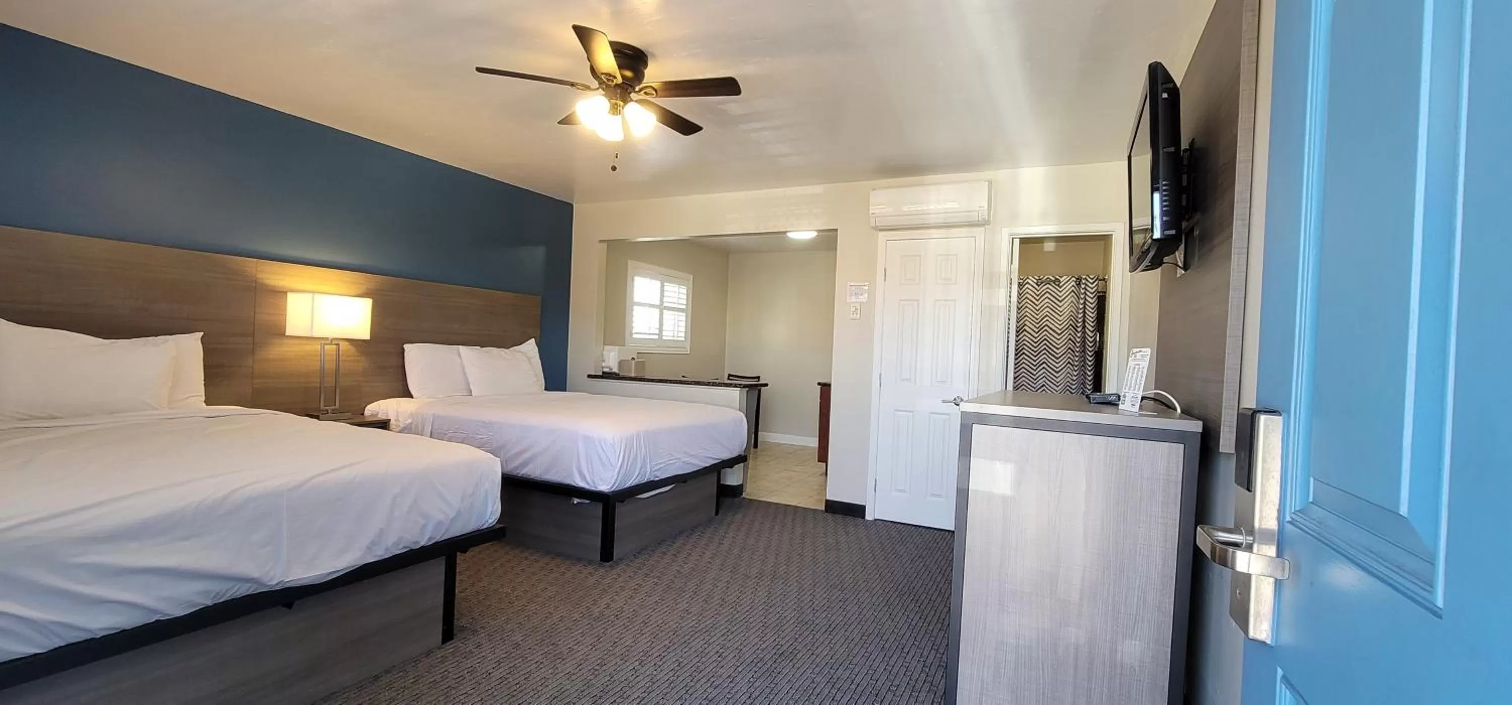 Photo of the whole room, Bed in Beachwalker Inn & Suites