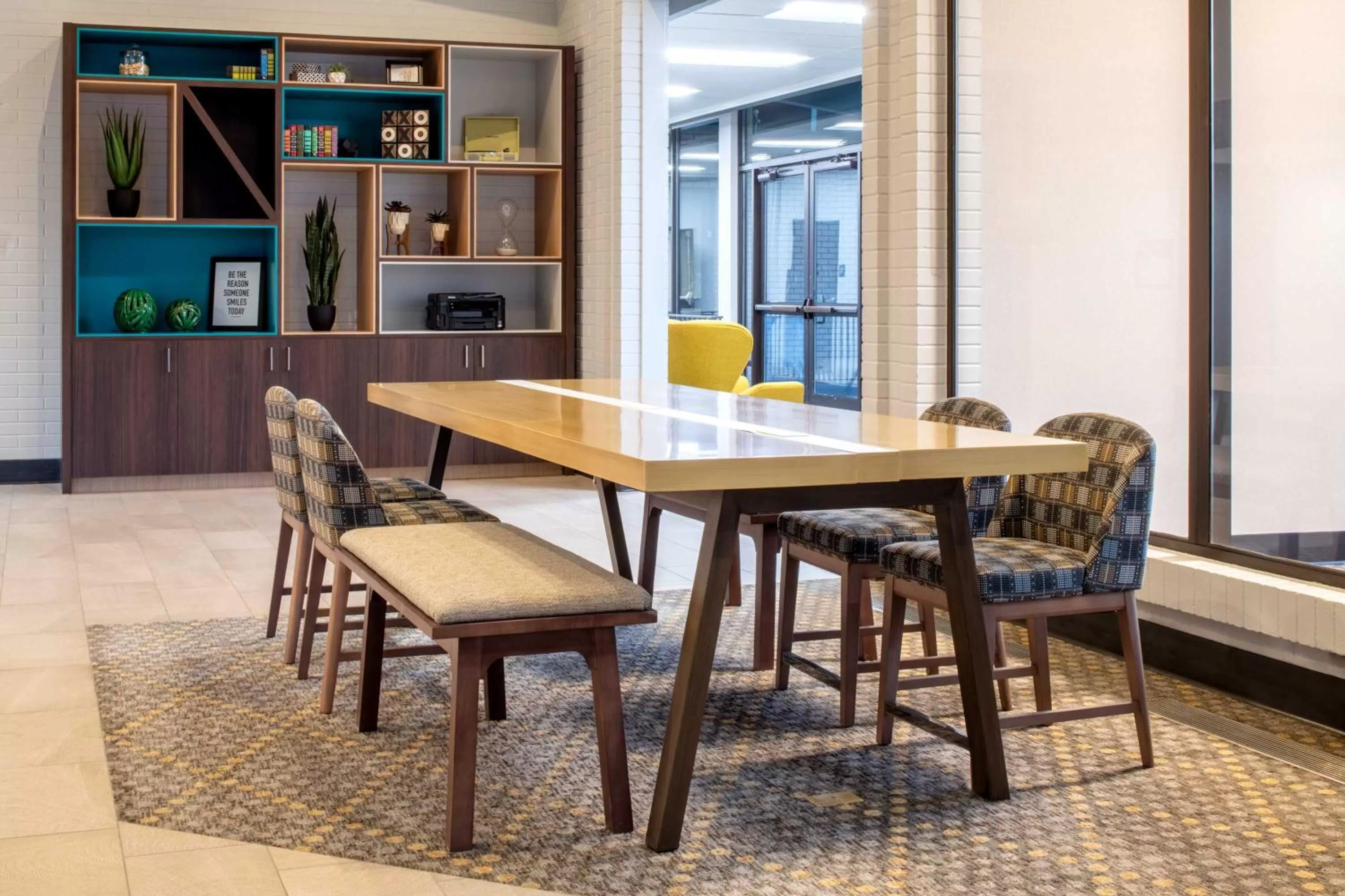 Communal lounge/ TV room in Holiday Inn Richland on the River by IHG