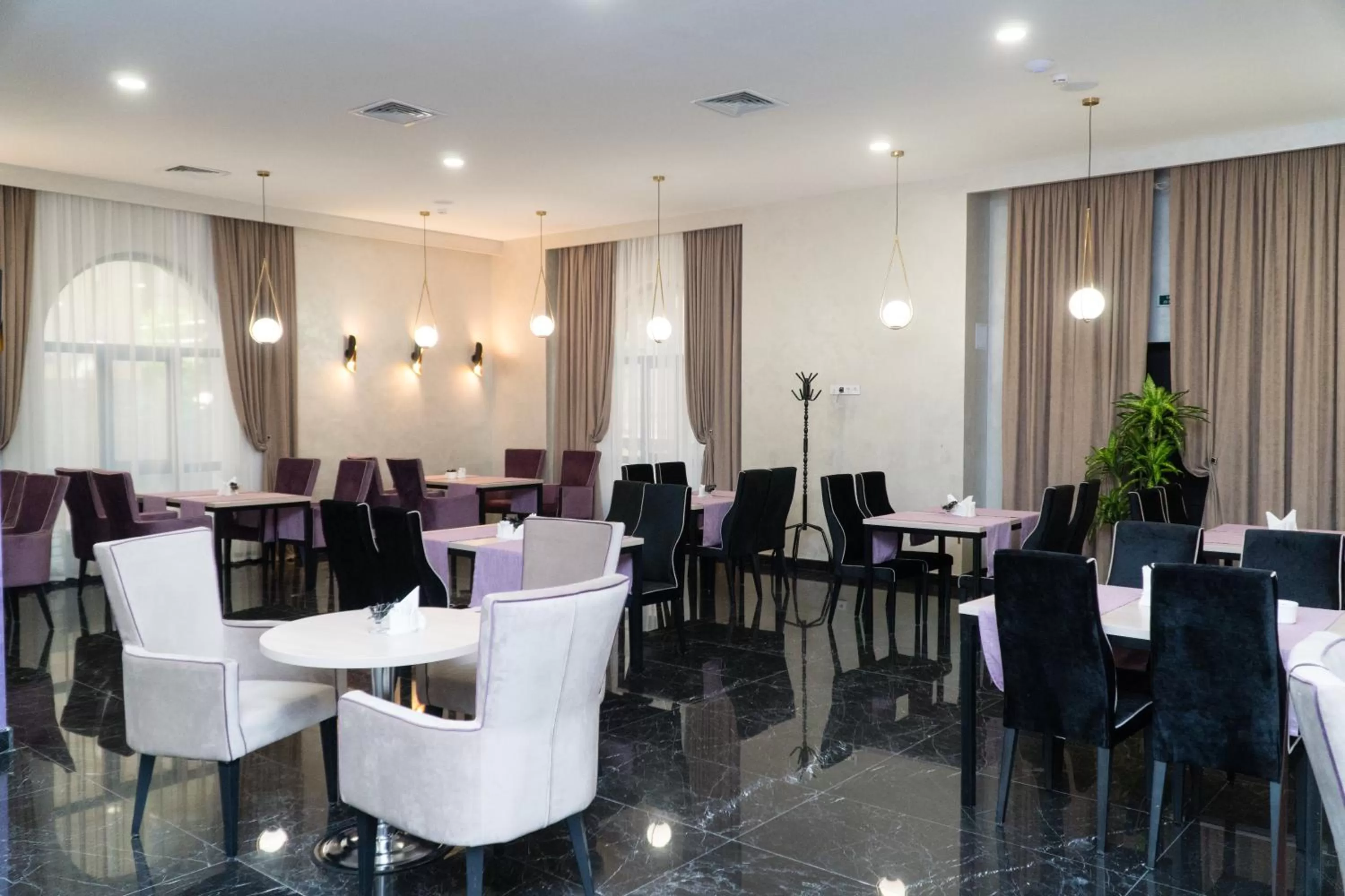 Restaurant/places to eat in East Palace Hotel