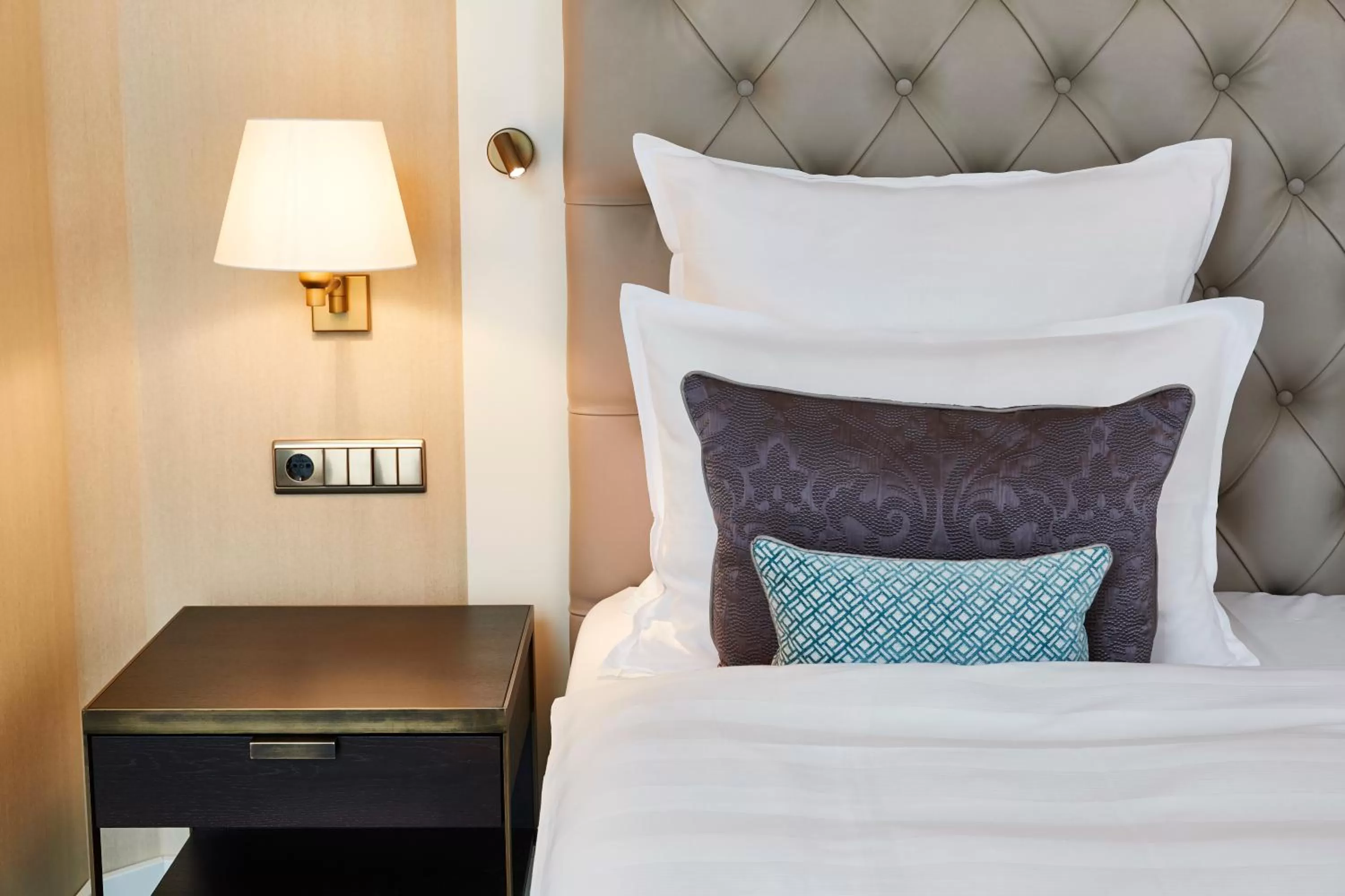 Photo of the whole room, Bed in Steigenberger ICON Grandhotel & Spa Petersberg