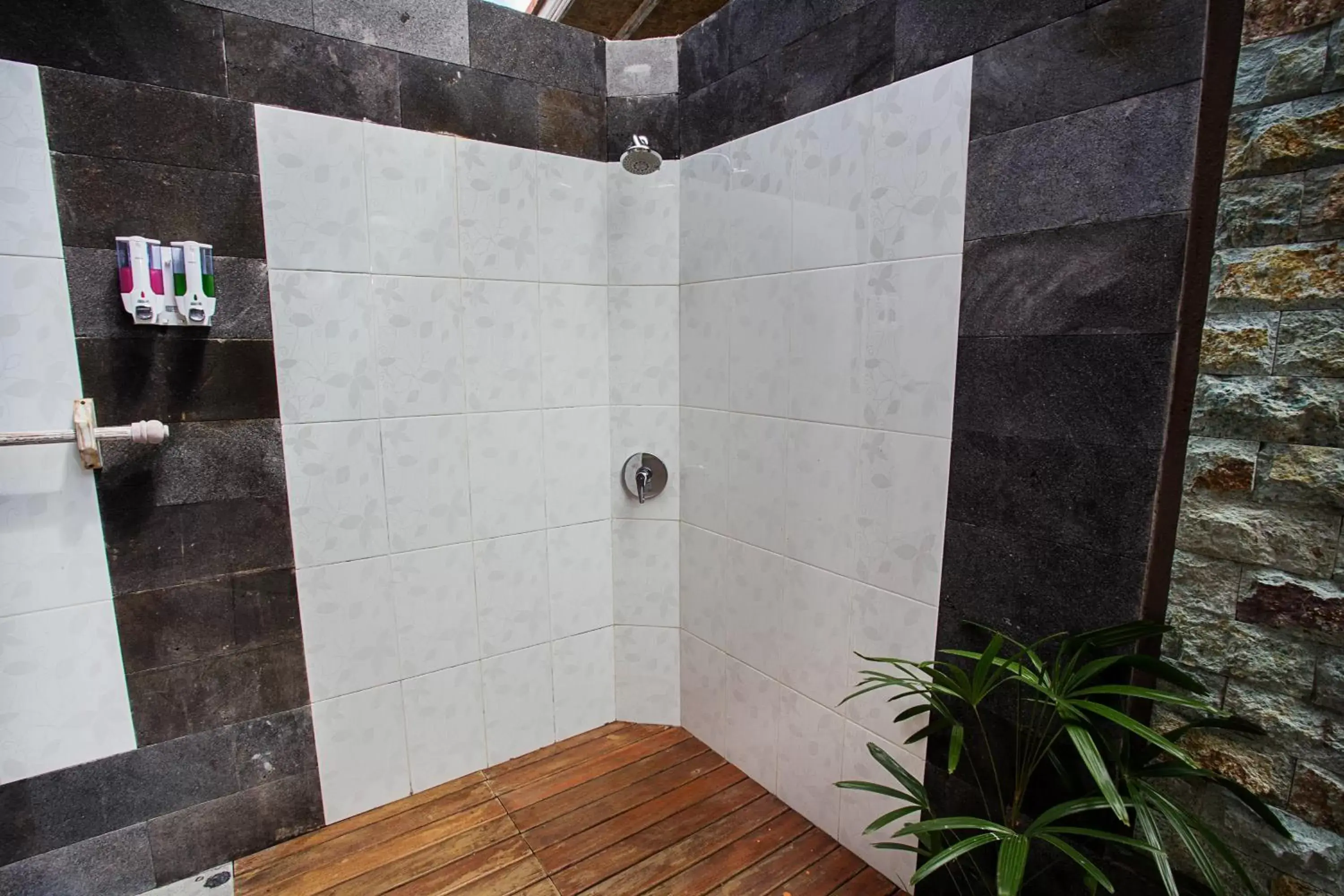 Deluxe Suite with Pool View in The Palm Grove Villas Deluxe Suite with Pool View in The Palm Grove Villas