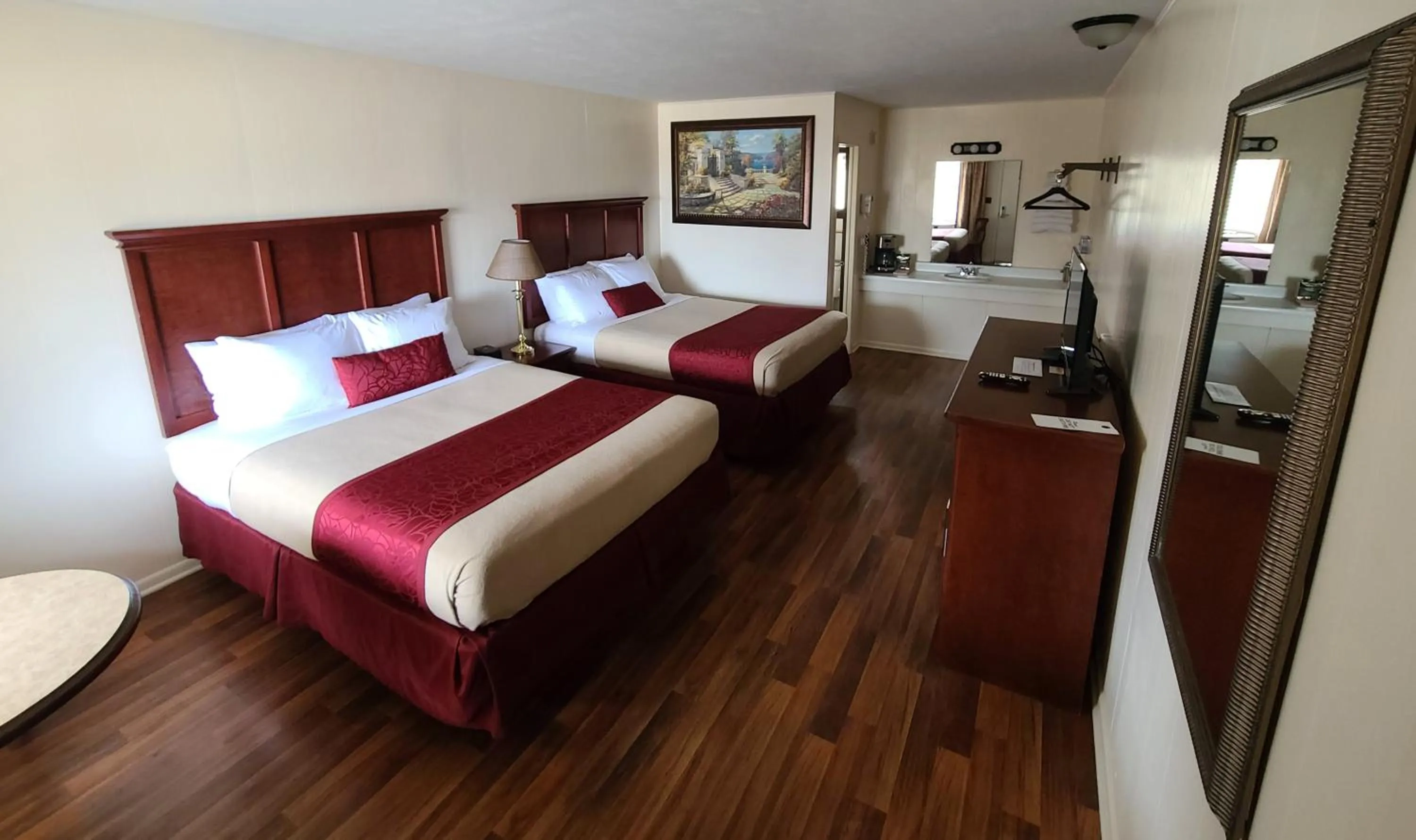 Photo of the whole room, Bed in Homestead Motel