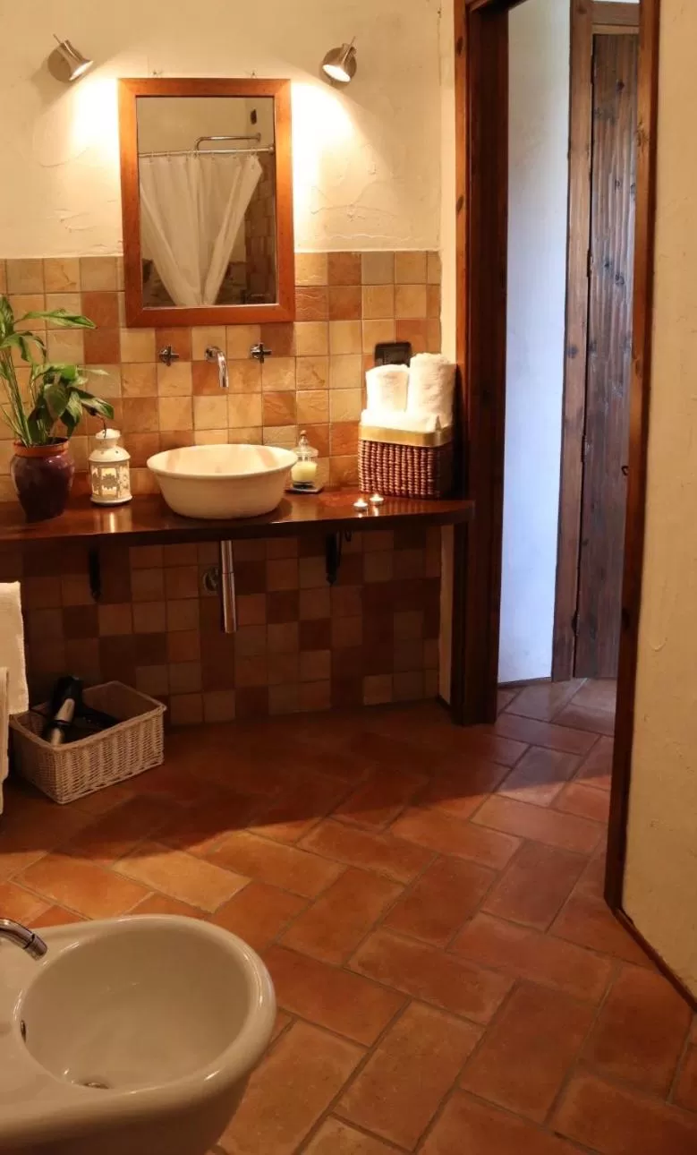 Bathroom in Hammam Rooms and Restaurant, Cagliari, Senorbí