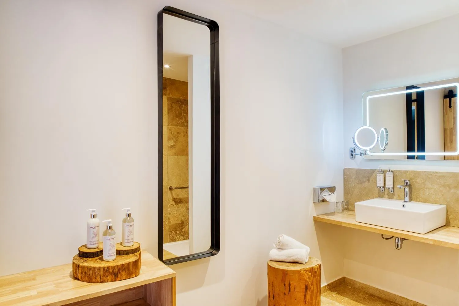 Bathroom in Le Domaine de Baulieu, Singuliers Hotels