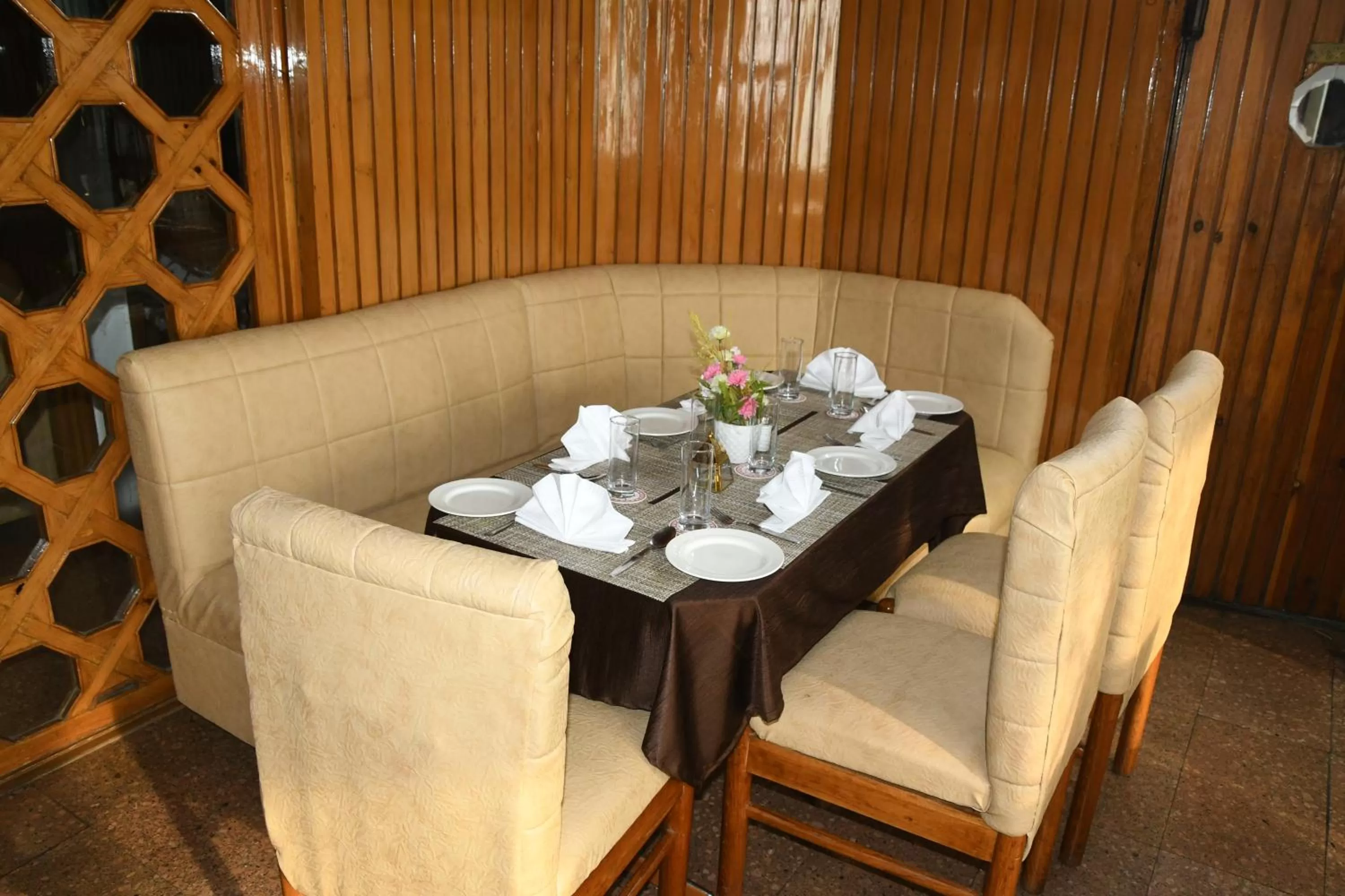 Restaurant/places to eat in Auckland Hotel and Restaurant Near Mall Road