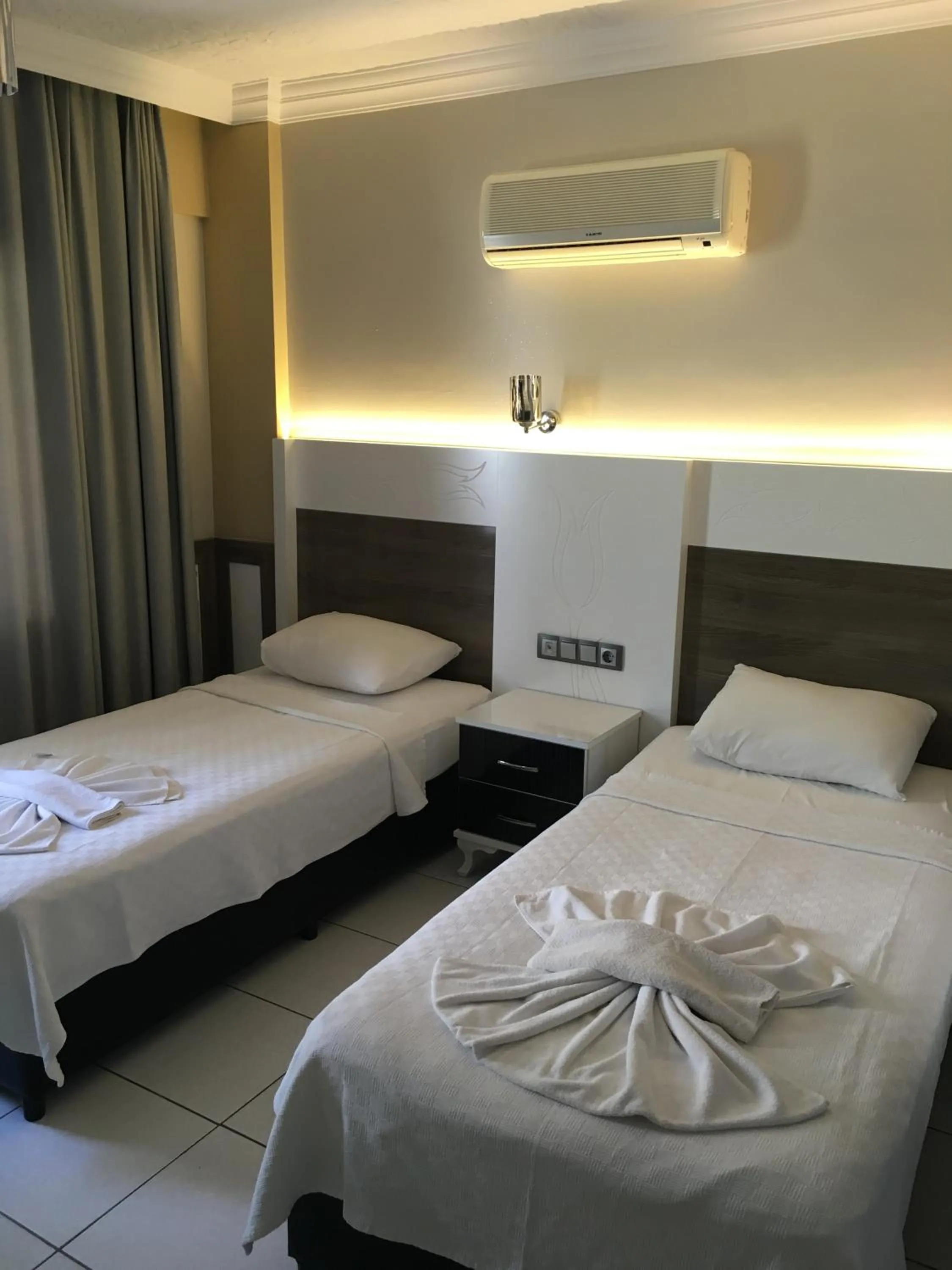 Photo of the whole room, Bed in Green Peace Hotel