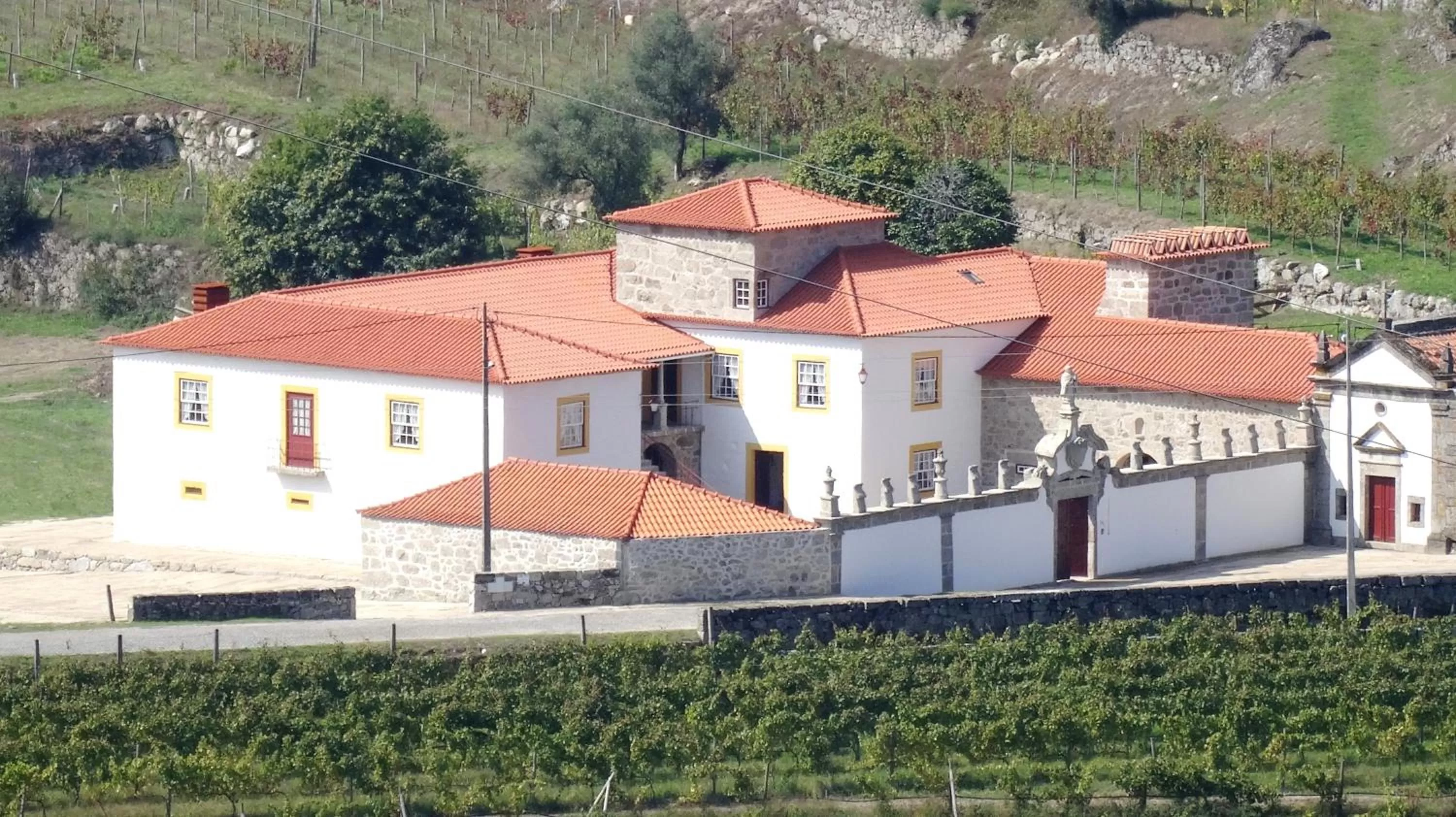 Facade/entrance in Casa da Portela de Sampriz