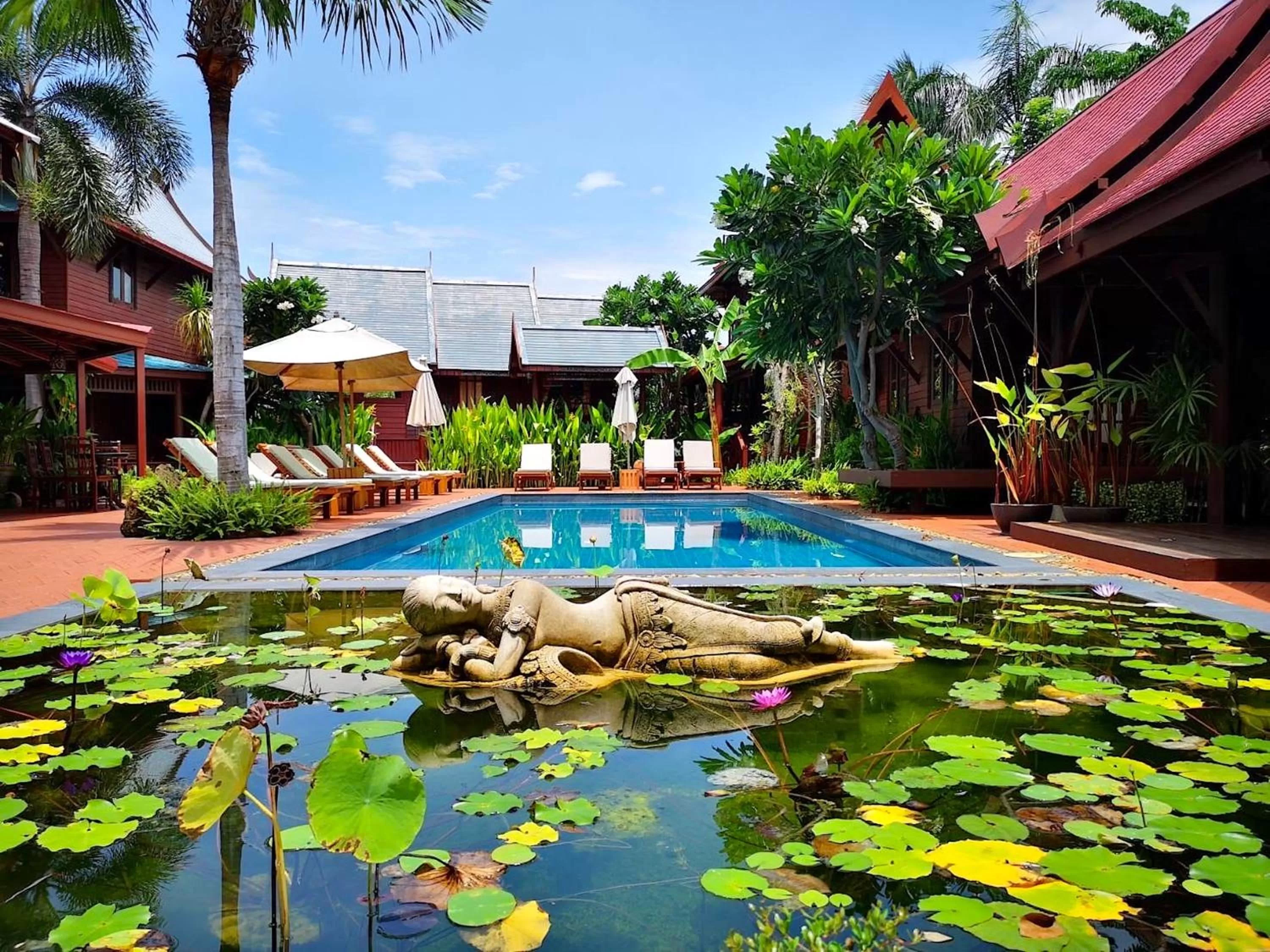Swimming pool in Ruenkanok Thaihouse Resort