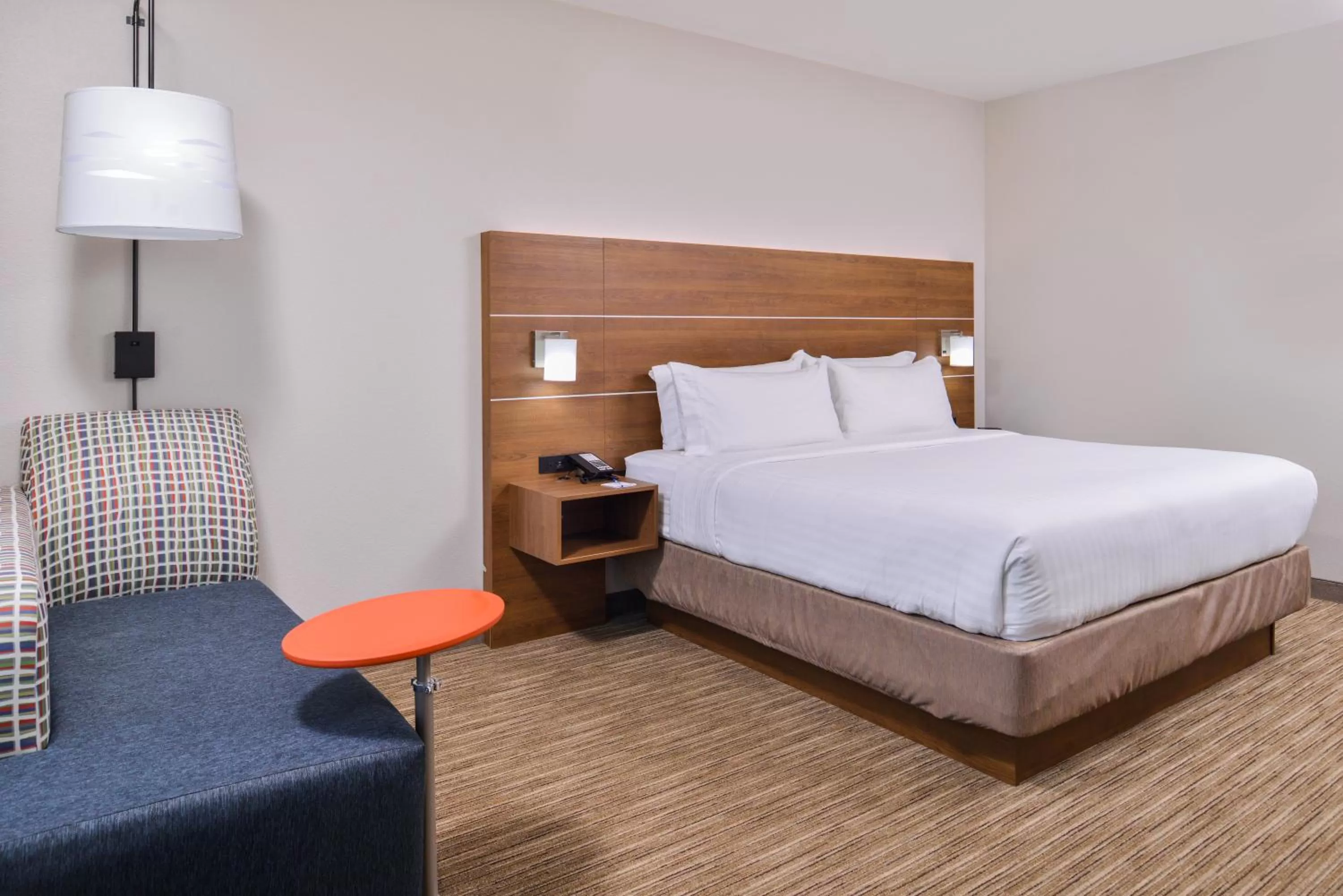 Photo of the whole room, Bed in Holiday Inn Express & Suites - Siloam Springs by IHG