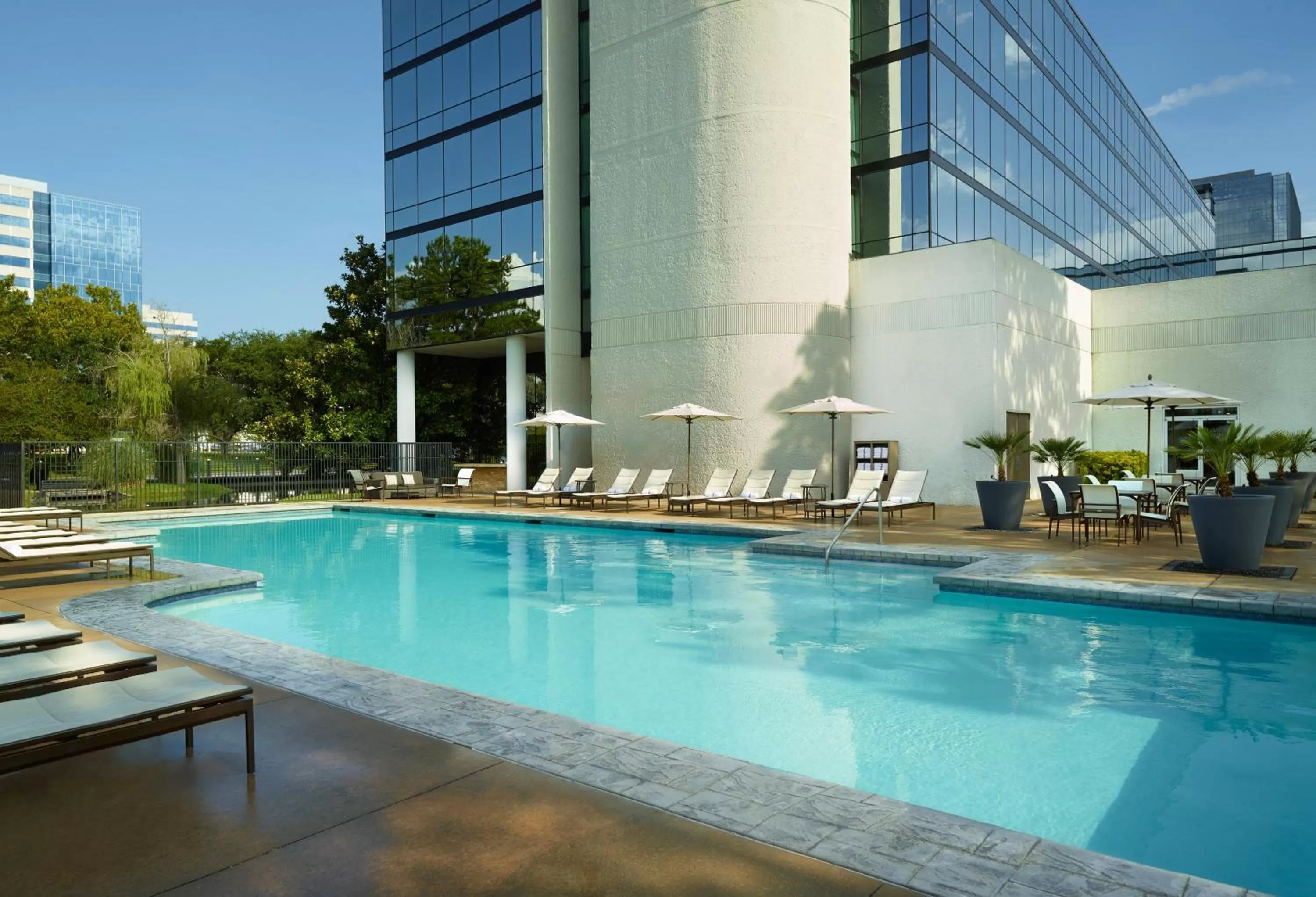 Swimming pool in Hyatt Regency Houston West