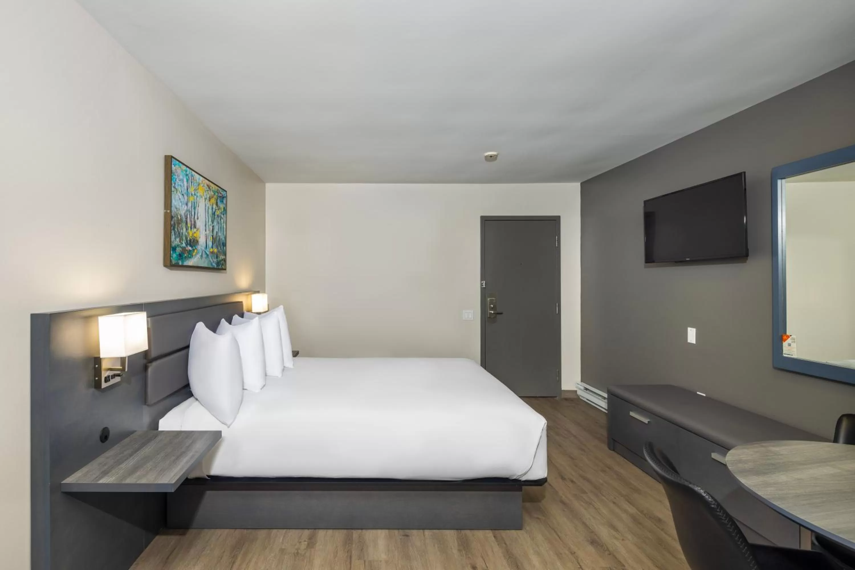 Bedroom, Bed in Les Suites de Laviolette, an Ascend Collection Hotel