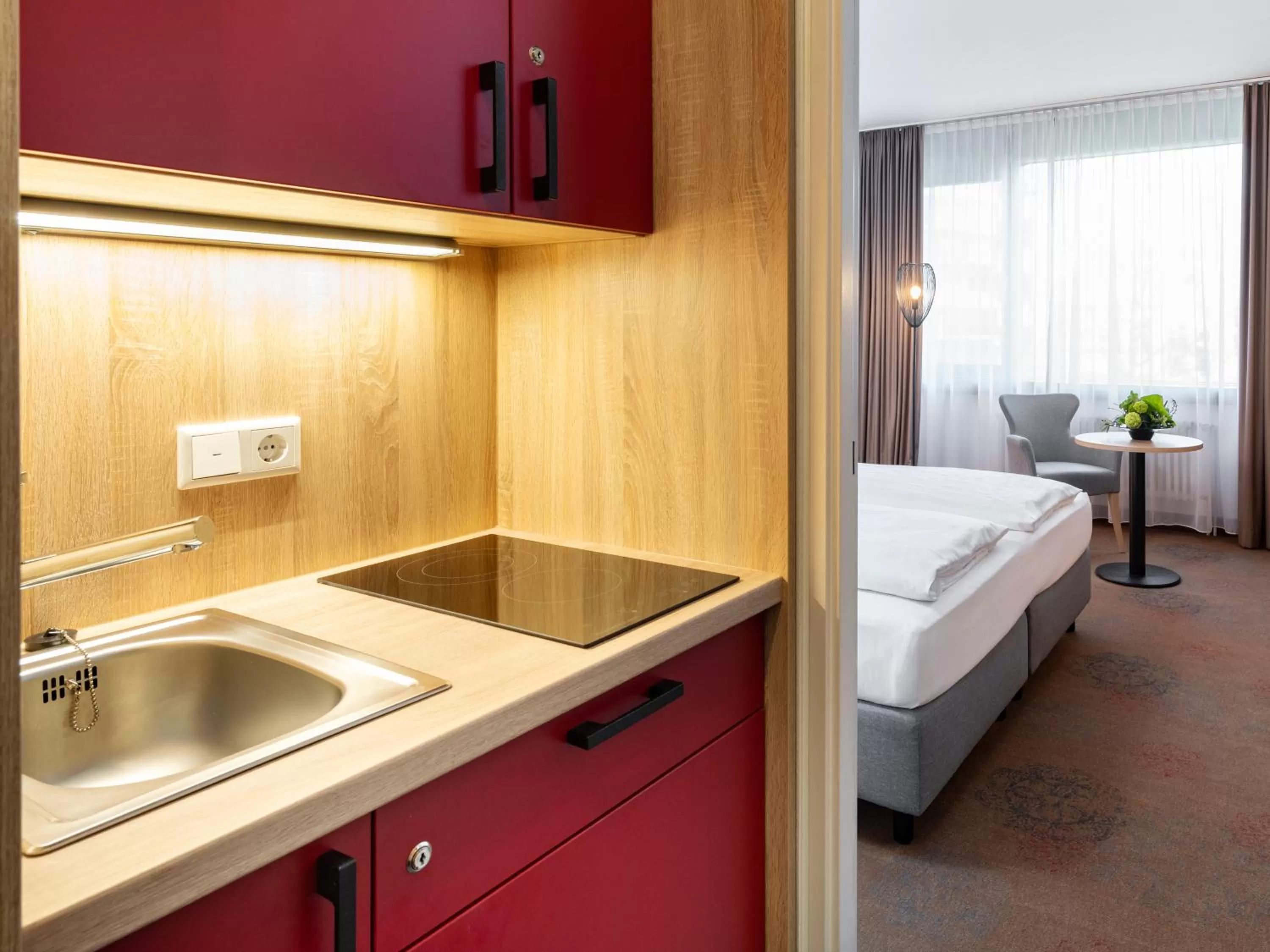 Kitchen or kitchenette, Bed in Plaza Hotel & Living Frankfurt