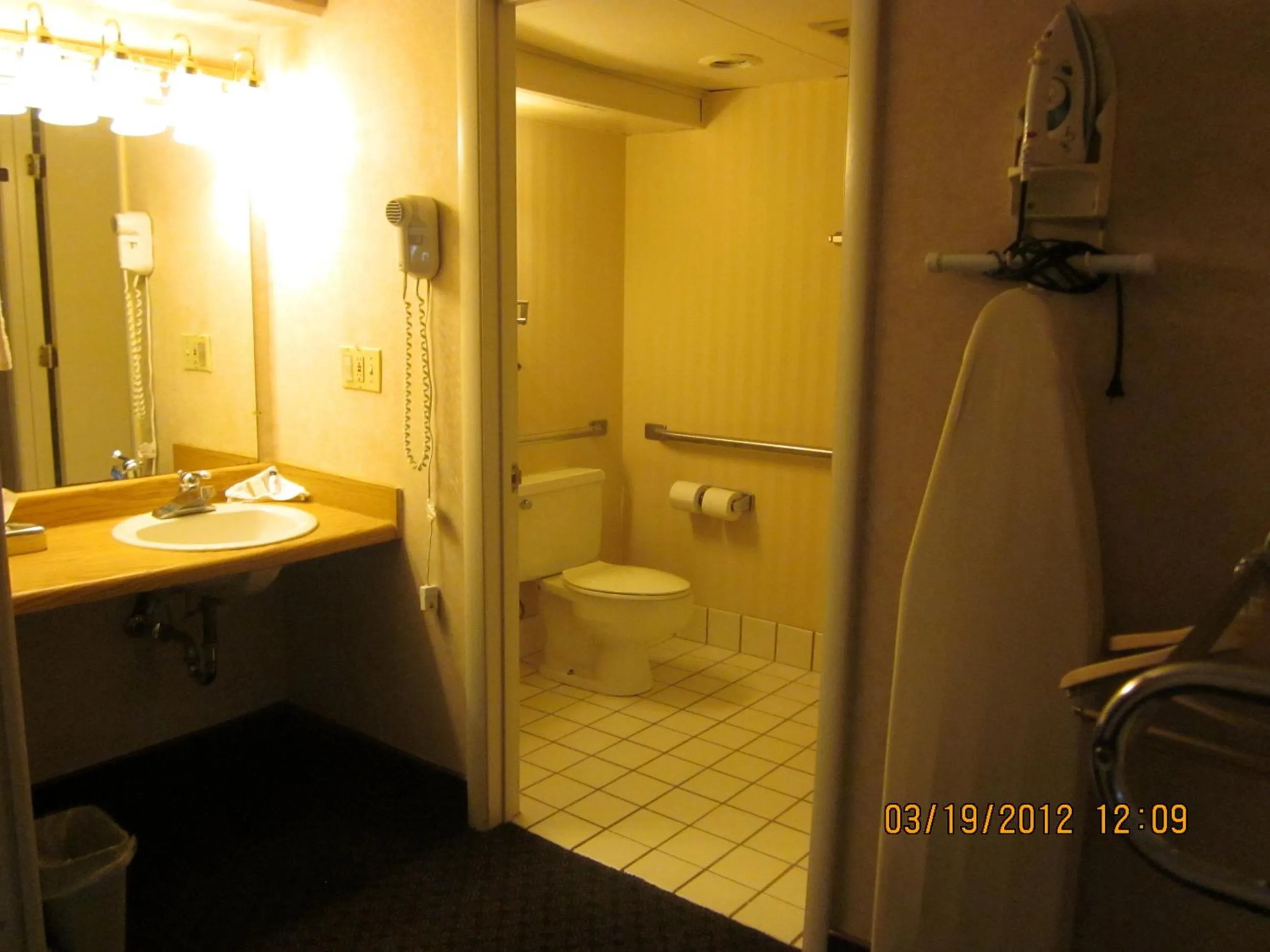 Bathroom in Howard Johnson by Wyndham Saint Joseph Benton Harbor