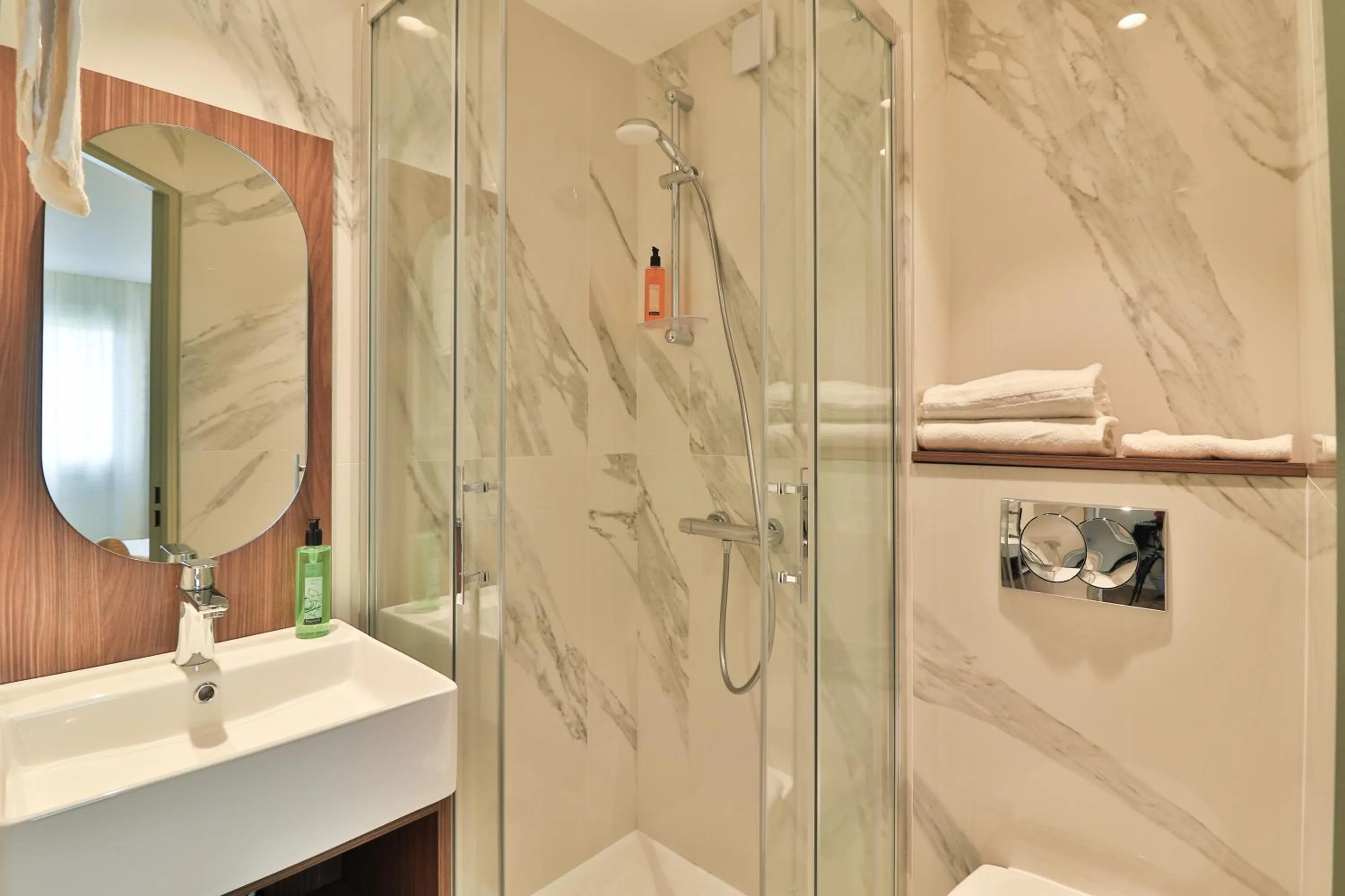 Bathroom in Hotel du Pin Nice Port