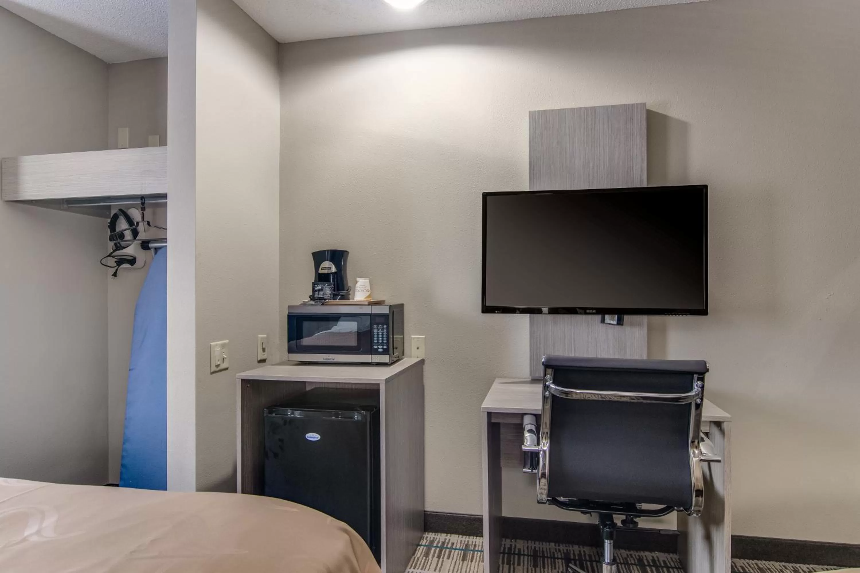 Property building in Quality Inn & Suites Grove City-Outlet Mall