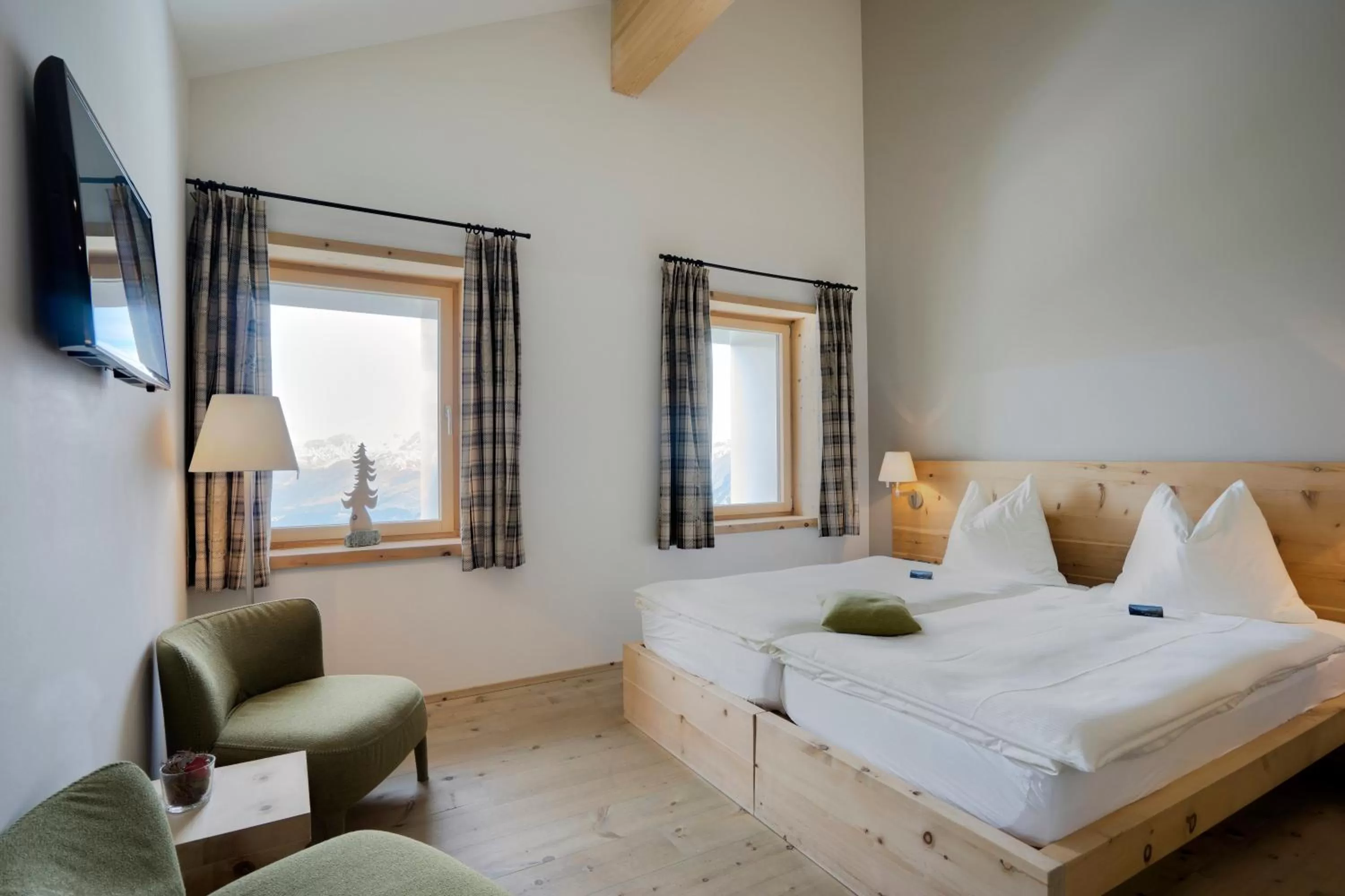 Photo of the whole room, Bed in Romantik Hotel Muottas Muragl