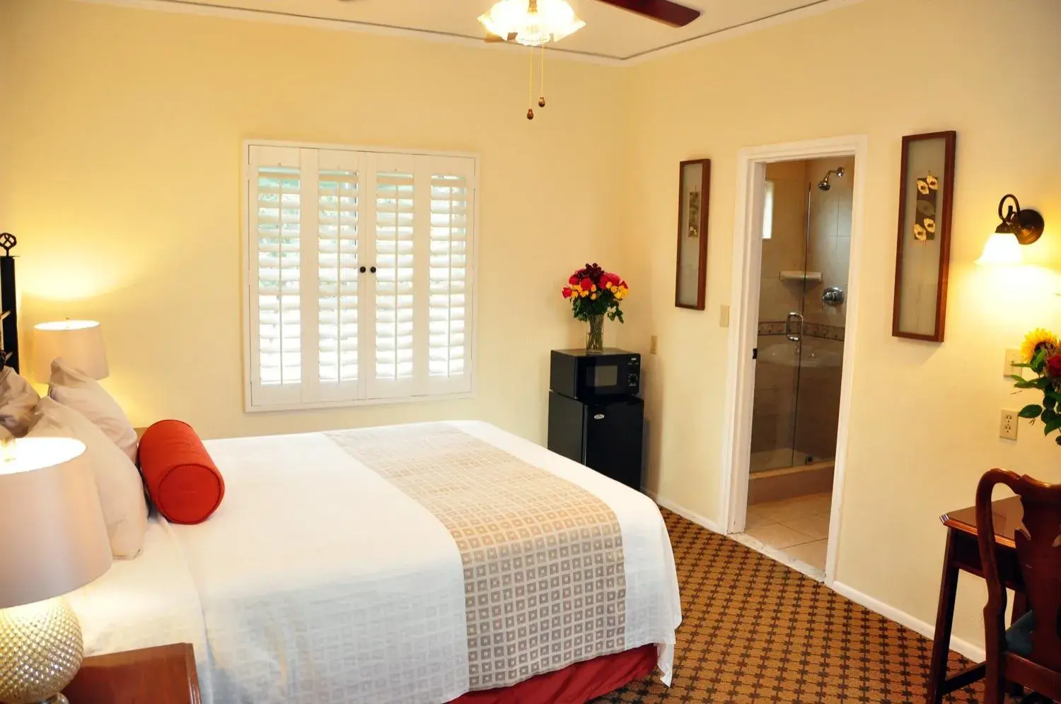 Queen Room in The Eagle Inn Queen Room in The Eagle Inn