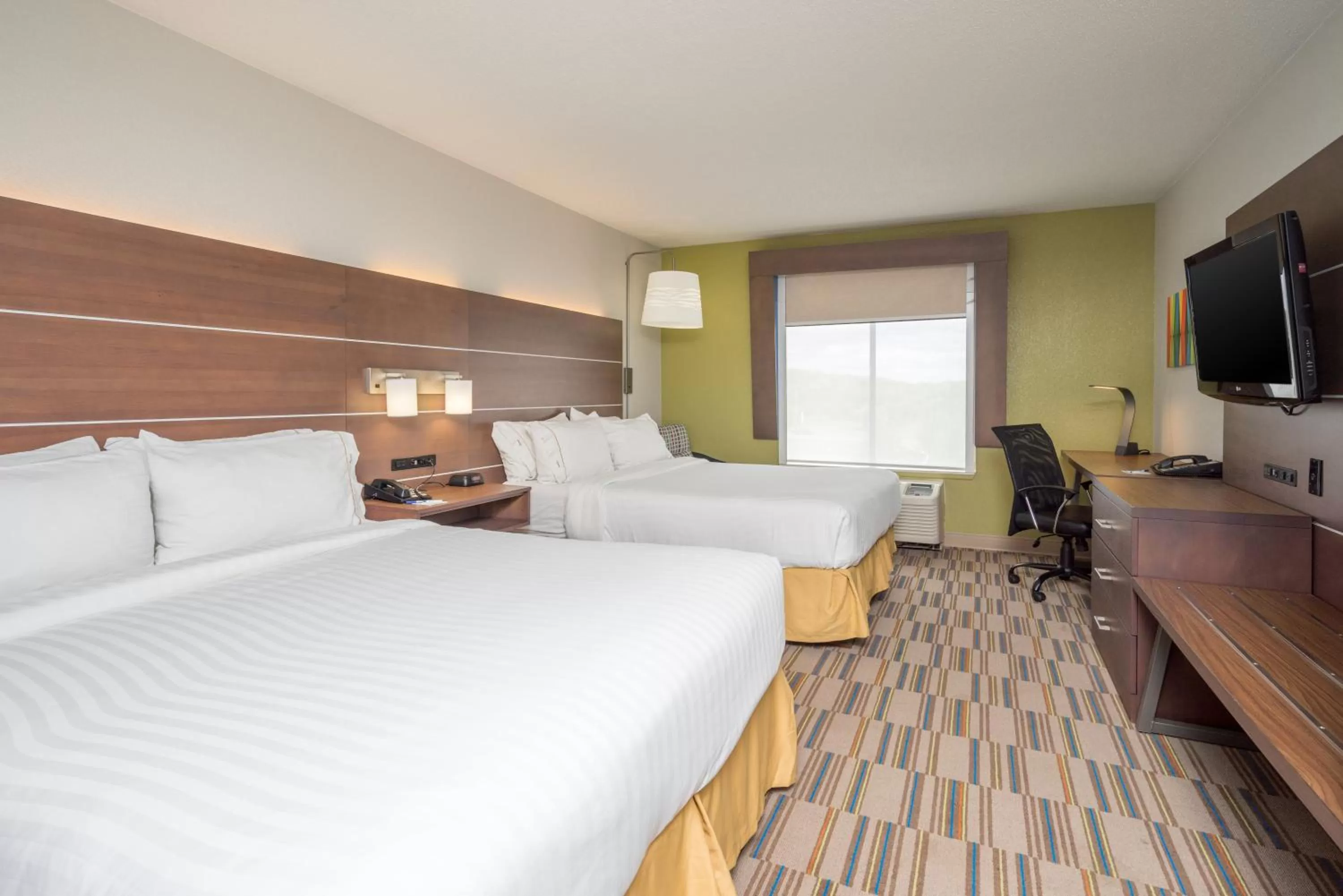 Photo of the whole room, Bed in Holiday Inn Express and Suites Quakertown - Allentown Area by IHG