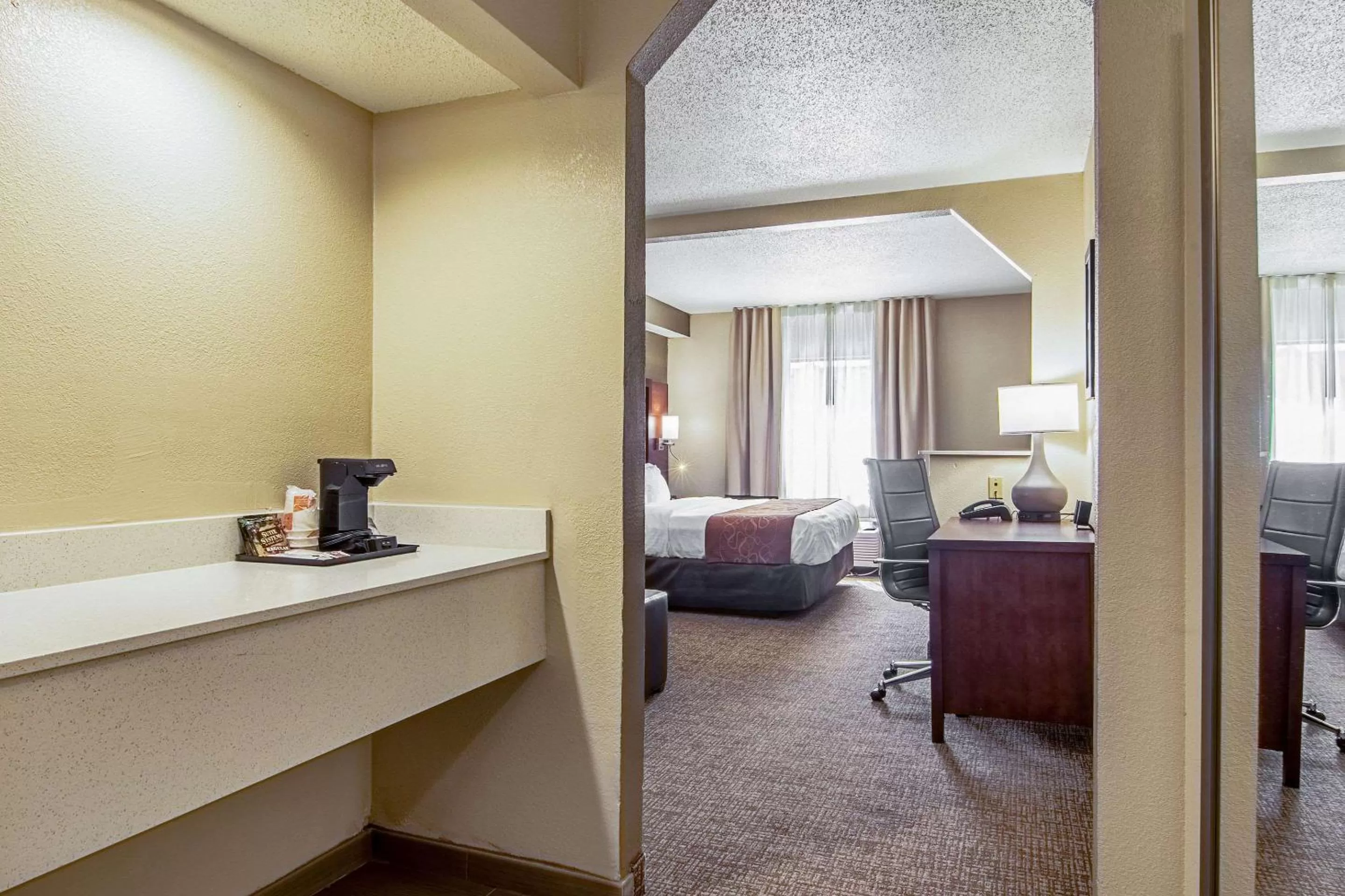 Photo of the whole room, Bed in Comfort Suites Knoxville Airport