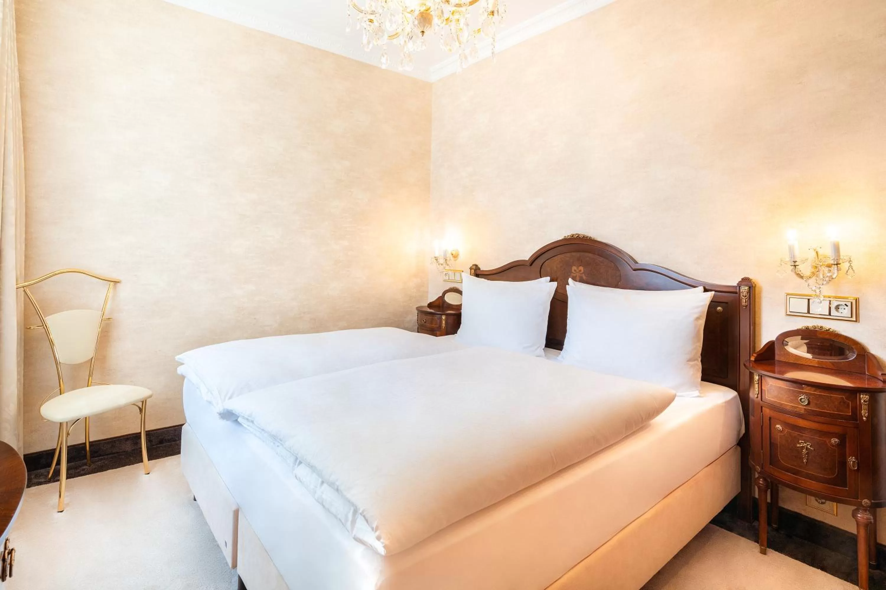 Bed in SEETELHOTEL Ahlbecker Hof das elegante Traditionshotel & ruhiger Rückzugsort an der Ostsee