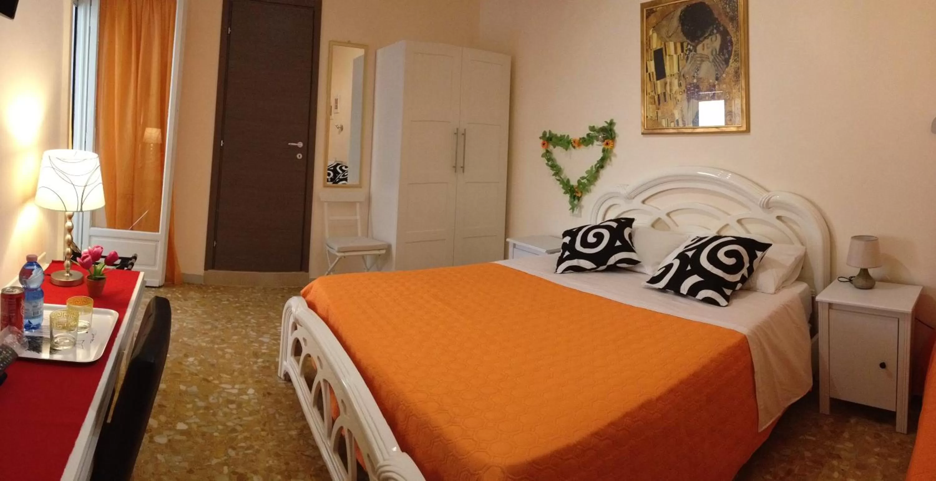 Photo of the whole room, Bed in Vatican Golden Rooms