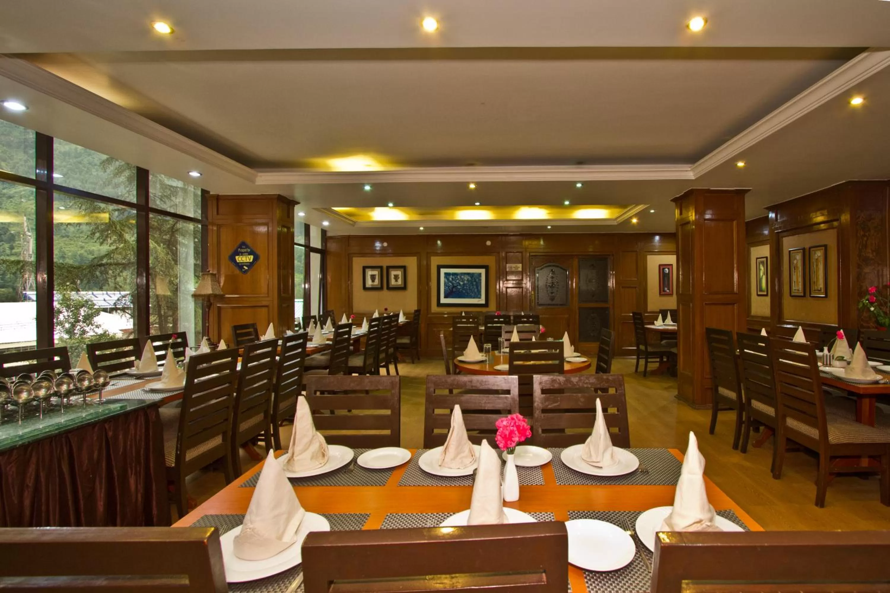 Restaurant/places to eat in Hotel Broadways Inn