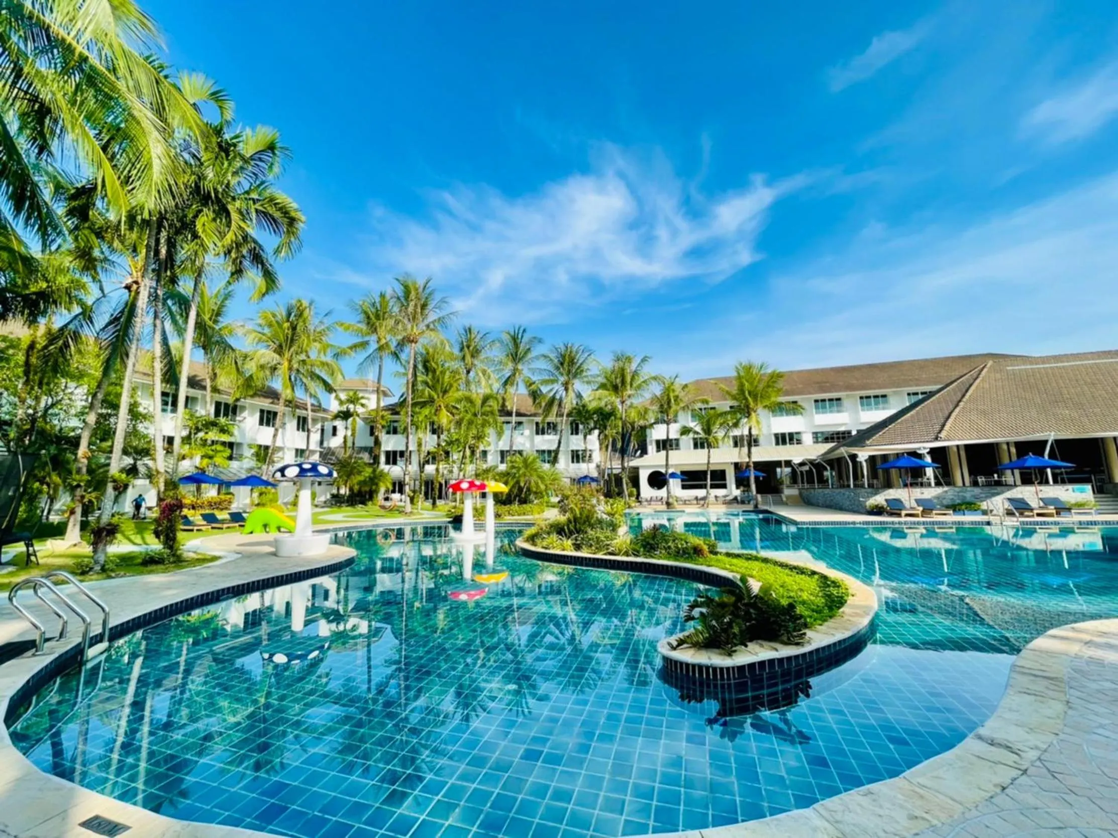 Swimming pool in NH Boat Lagoon Phuket Resort
