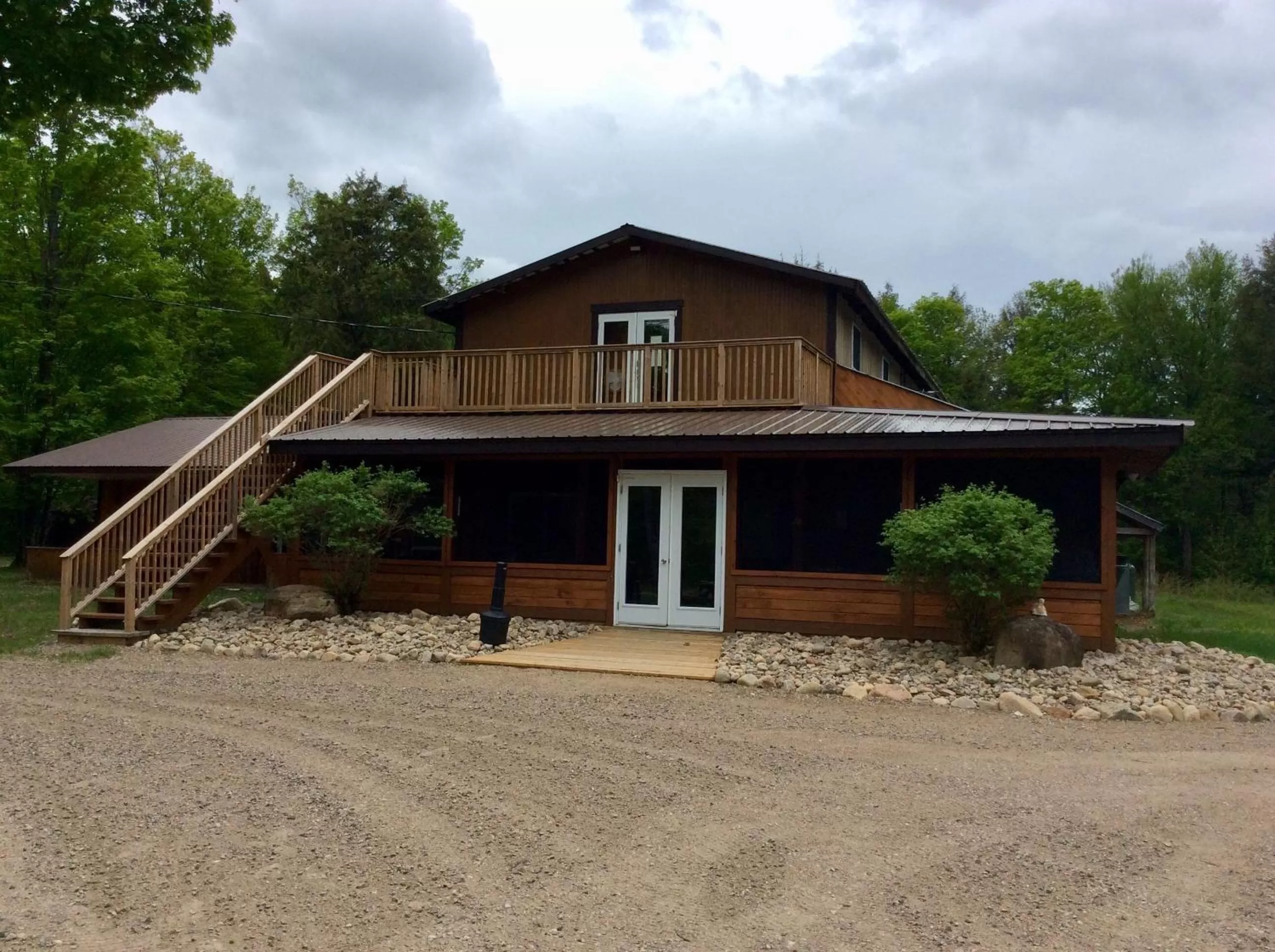 Facade/entrance in Madawaska Lodge