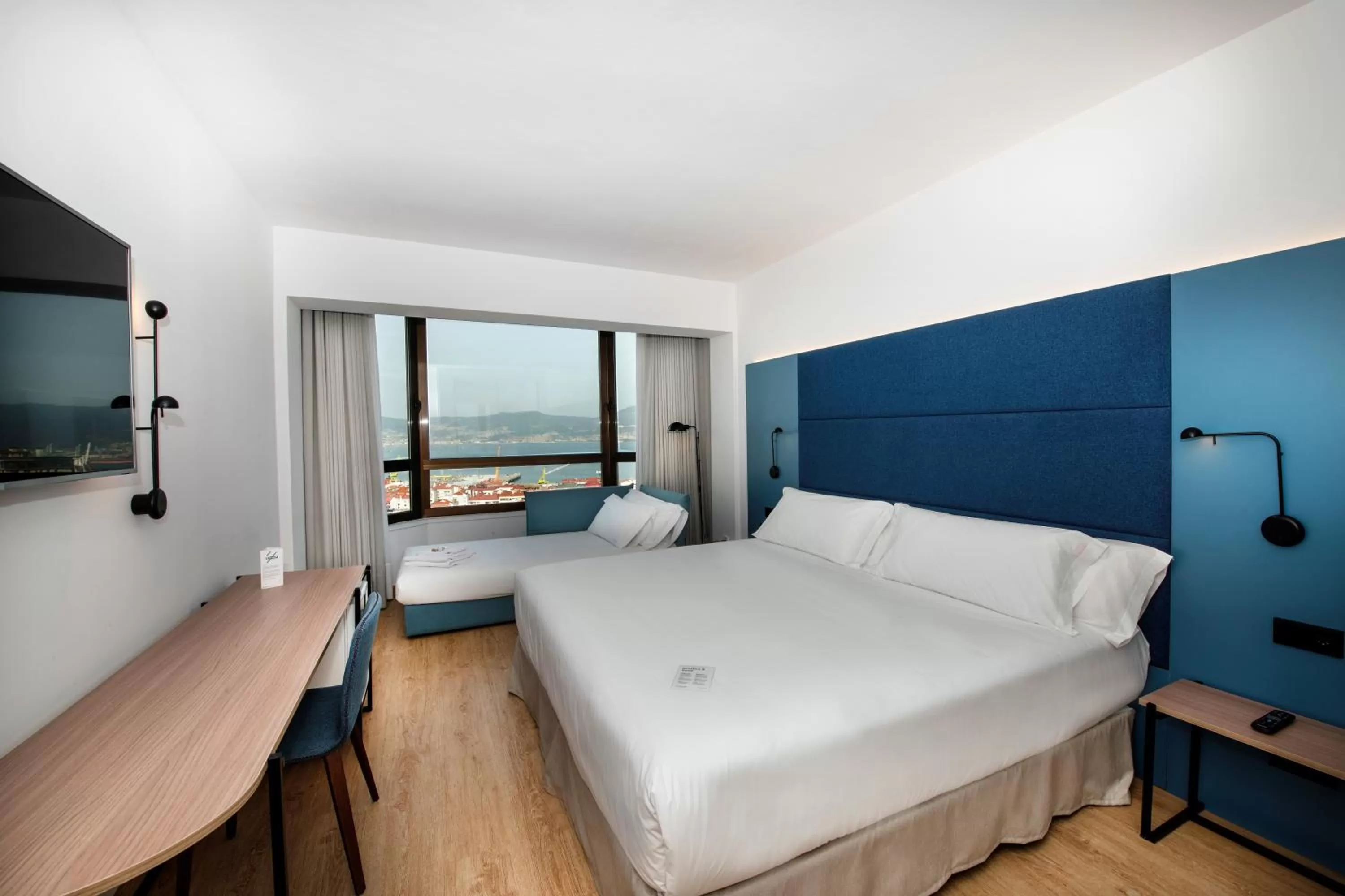 Photo of the whole room, Bed in Occidental Vigo