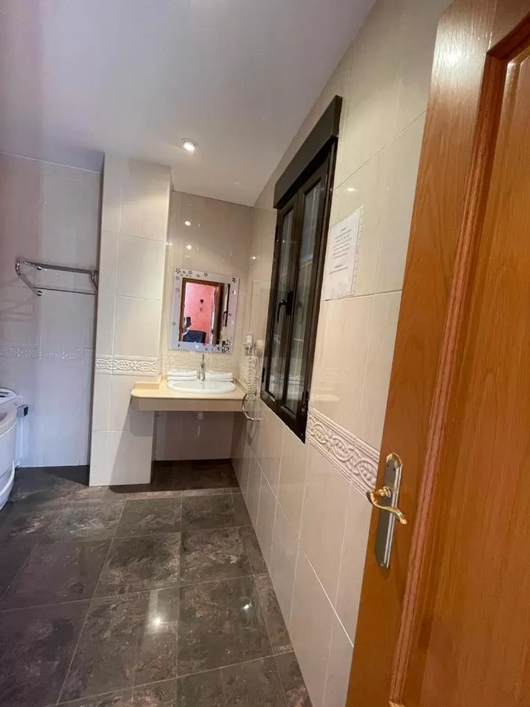 Bathroom in HOTEL Restaurante la barca