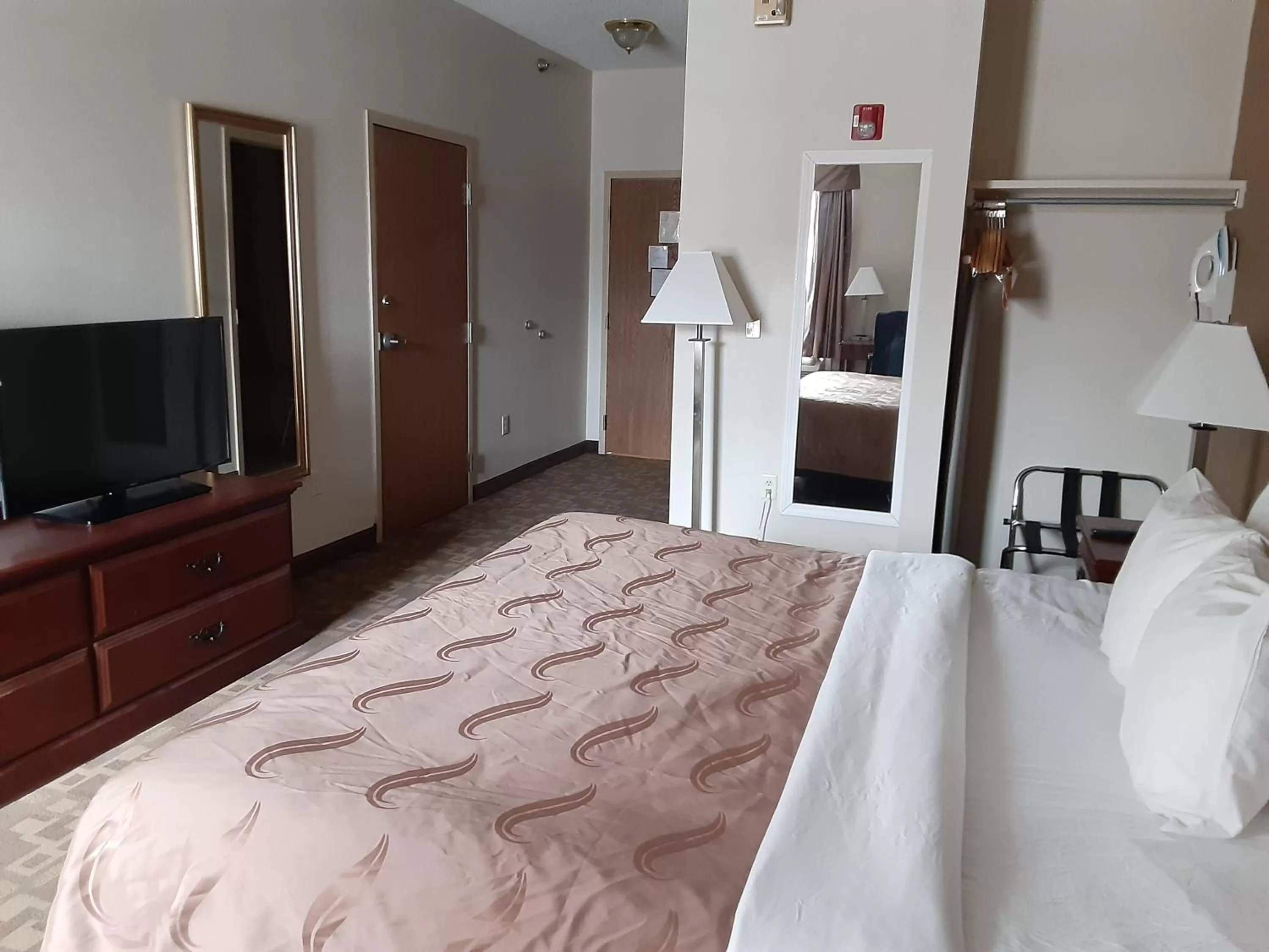 Bedroom, Bed in Quality Inn & Suites Schoharie near Howe Caverns