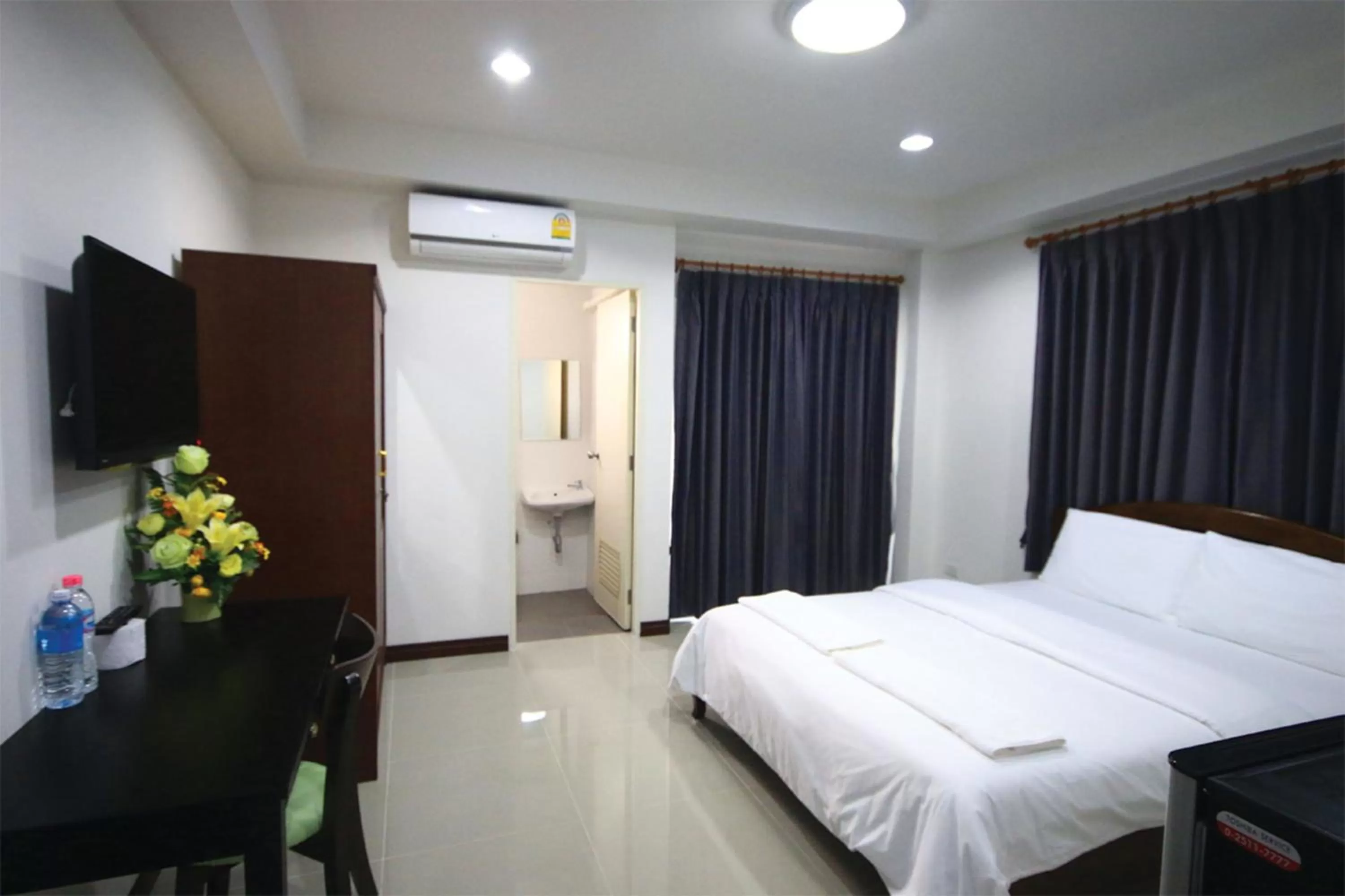 Photo of the whole room, Bed in Baan Samrarn