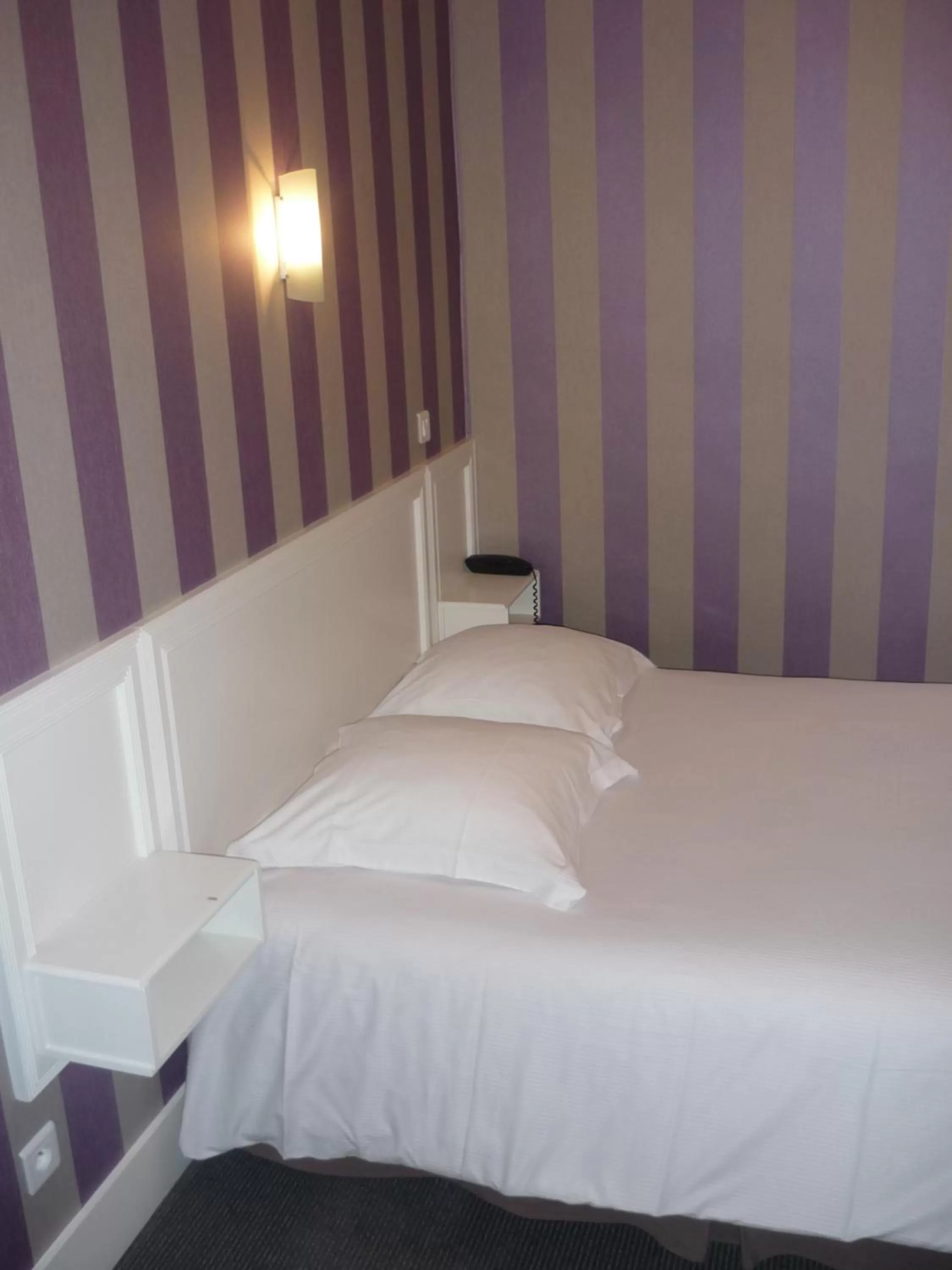 Photo of the whole room, Bed in The Originals Boutique, Hôtel Terminus, Bourg-en-Bresse Gare