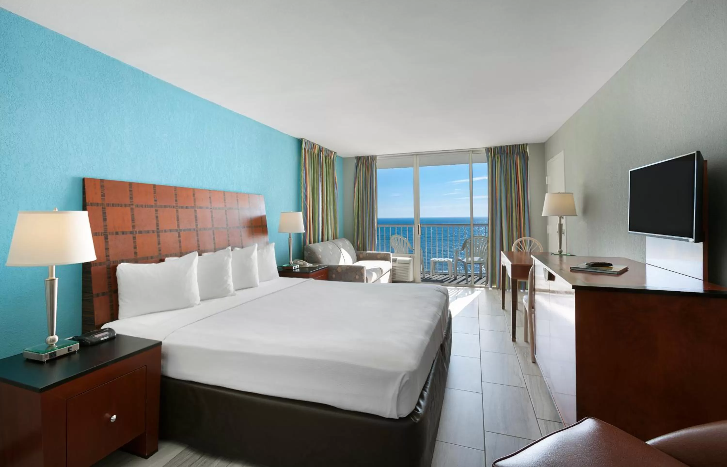 Photo of the whole room, Bed in Crown Reef Beach Resort and Waterpark