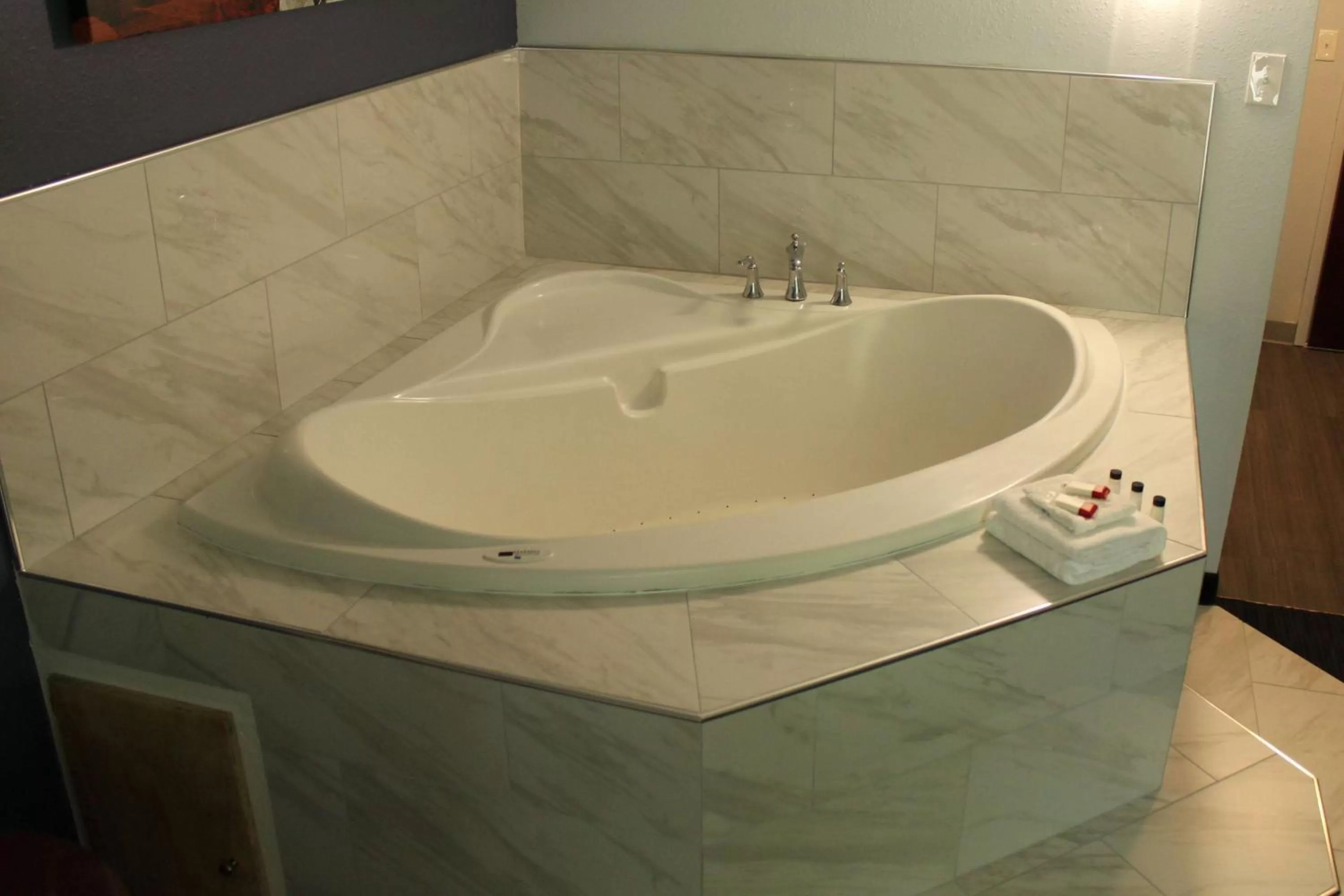 Photo of the whole room in Travelodge by Wyndham Water's Edge Hotel - Racine