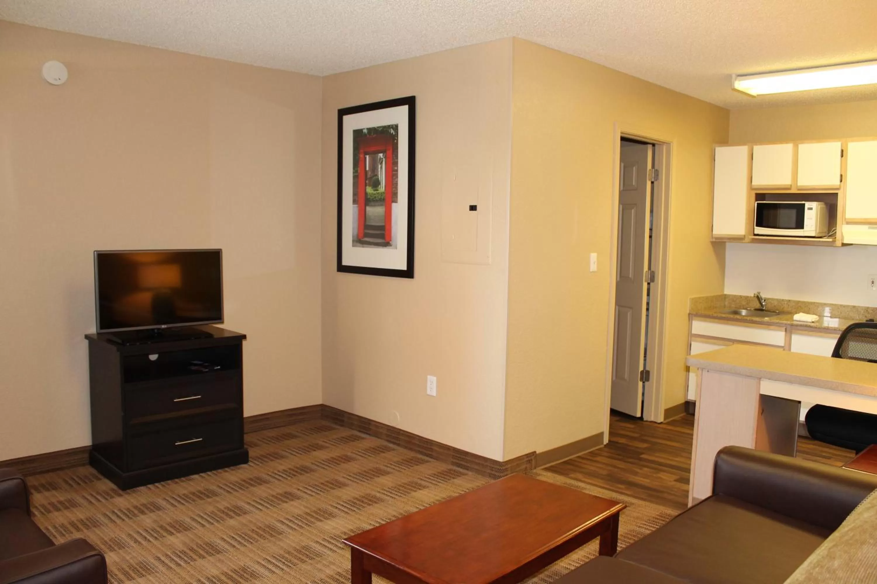 Kitchen or kitchenette in Extended Stay America Suites - Houston - Katy Freeway - Energy Corridor