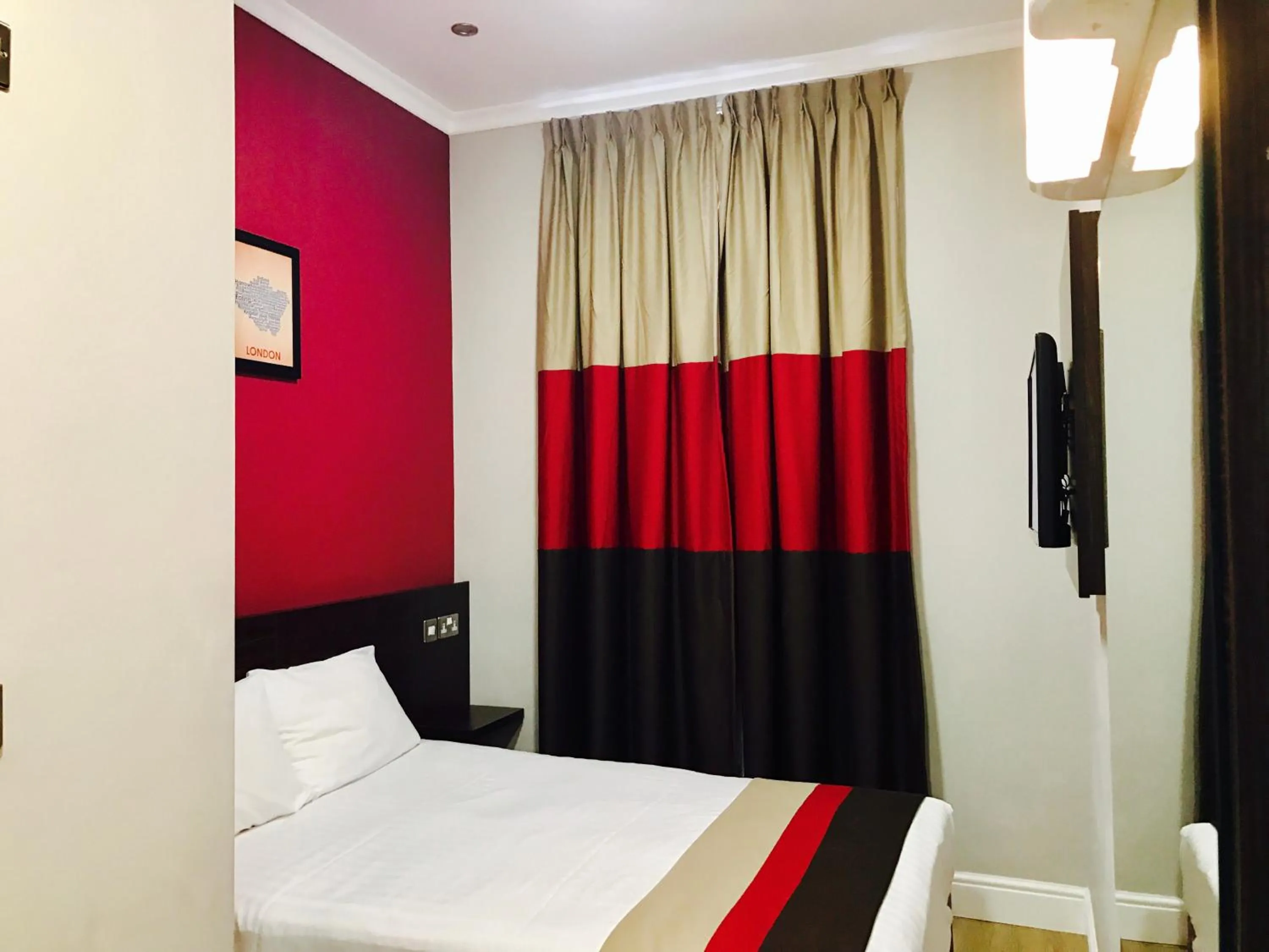 Bedroom, Bed in Royal Cambridge Hotel