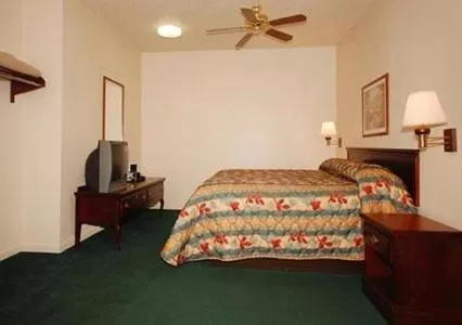 King Room - Smoking  in Econo Lodge Inn & Suites Granite City - St Louis