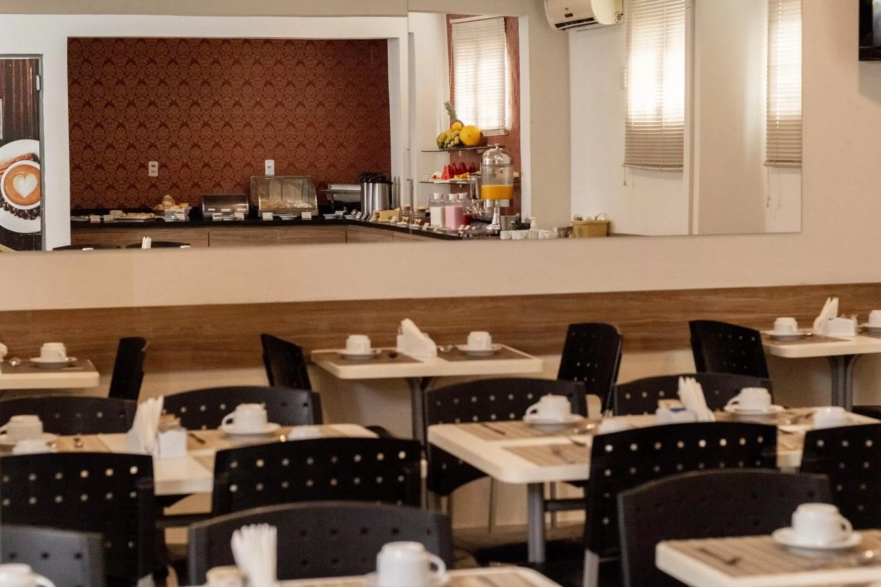 Restaurant/places to eat in Astor Hotel