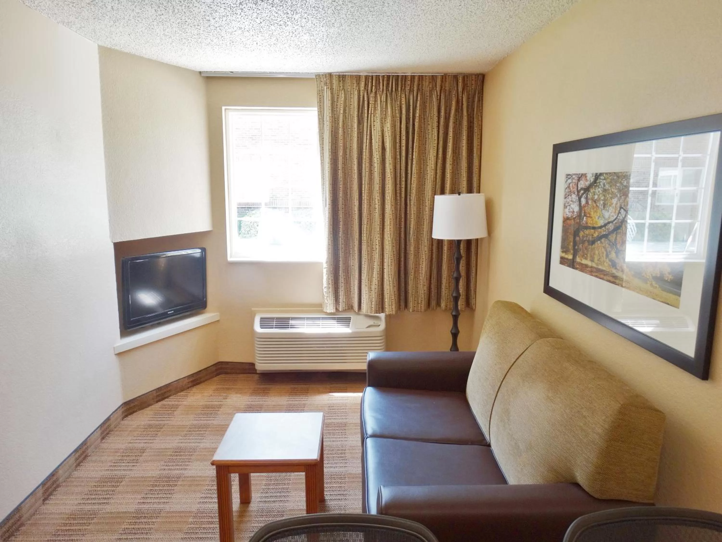 TV and multimedia in Extended Stay America Select Suites - Providence - Airport