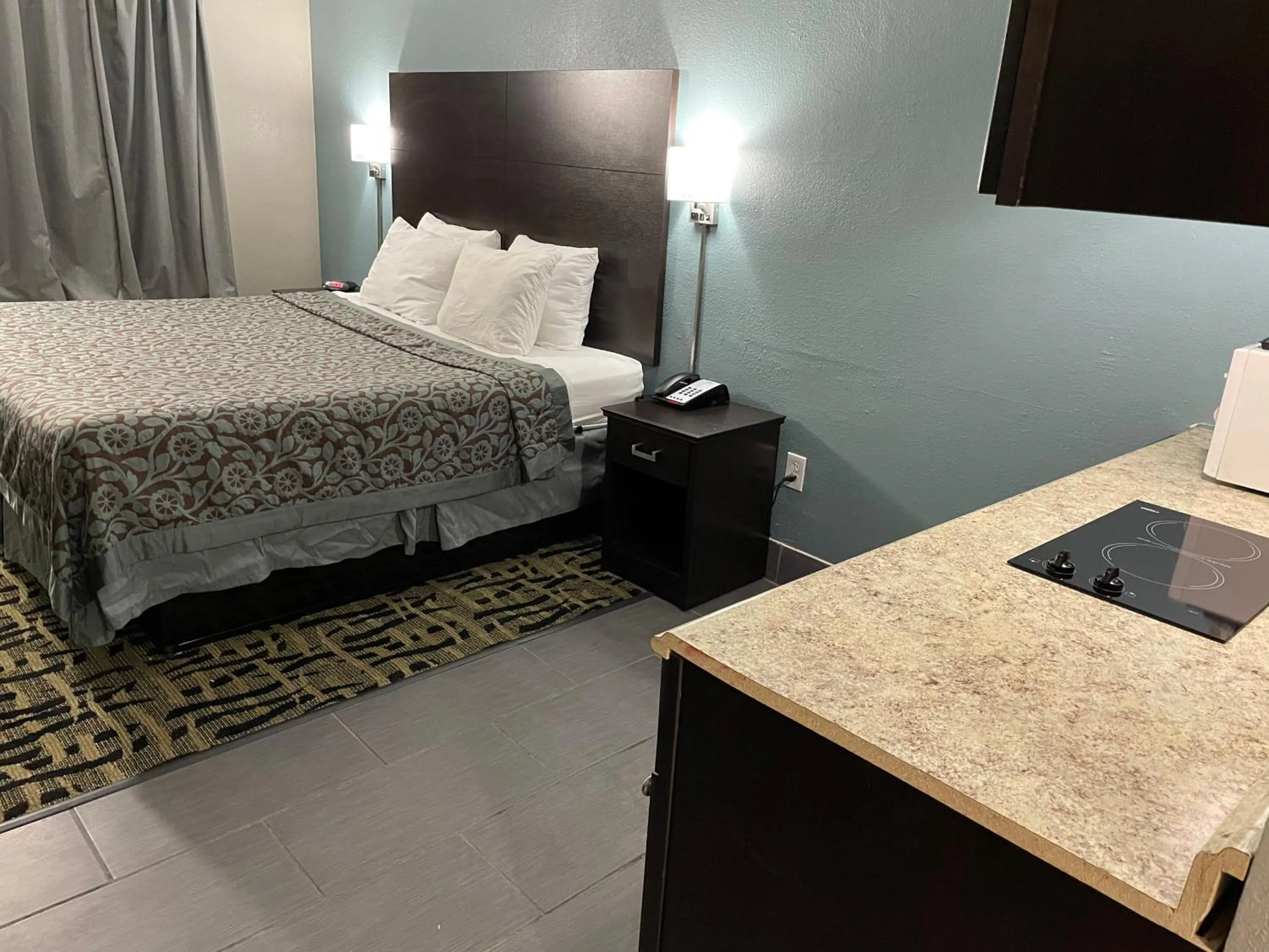 Bed in Days Inn & Suites by Wyndham Collierville Germantown Area