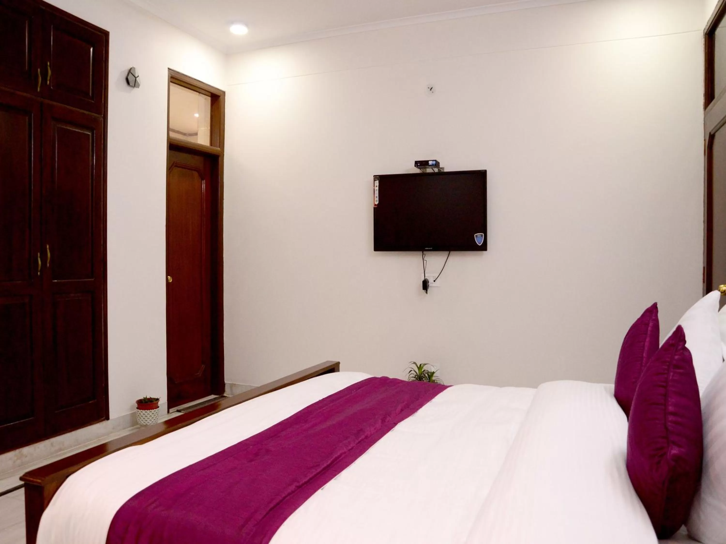 Bedroom, Bed in Hotel Sukhvilas