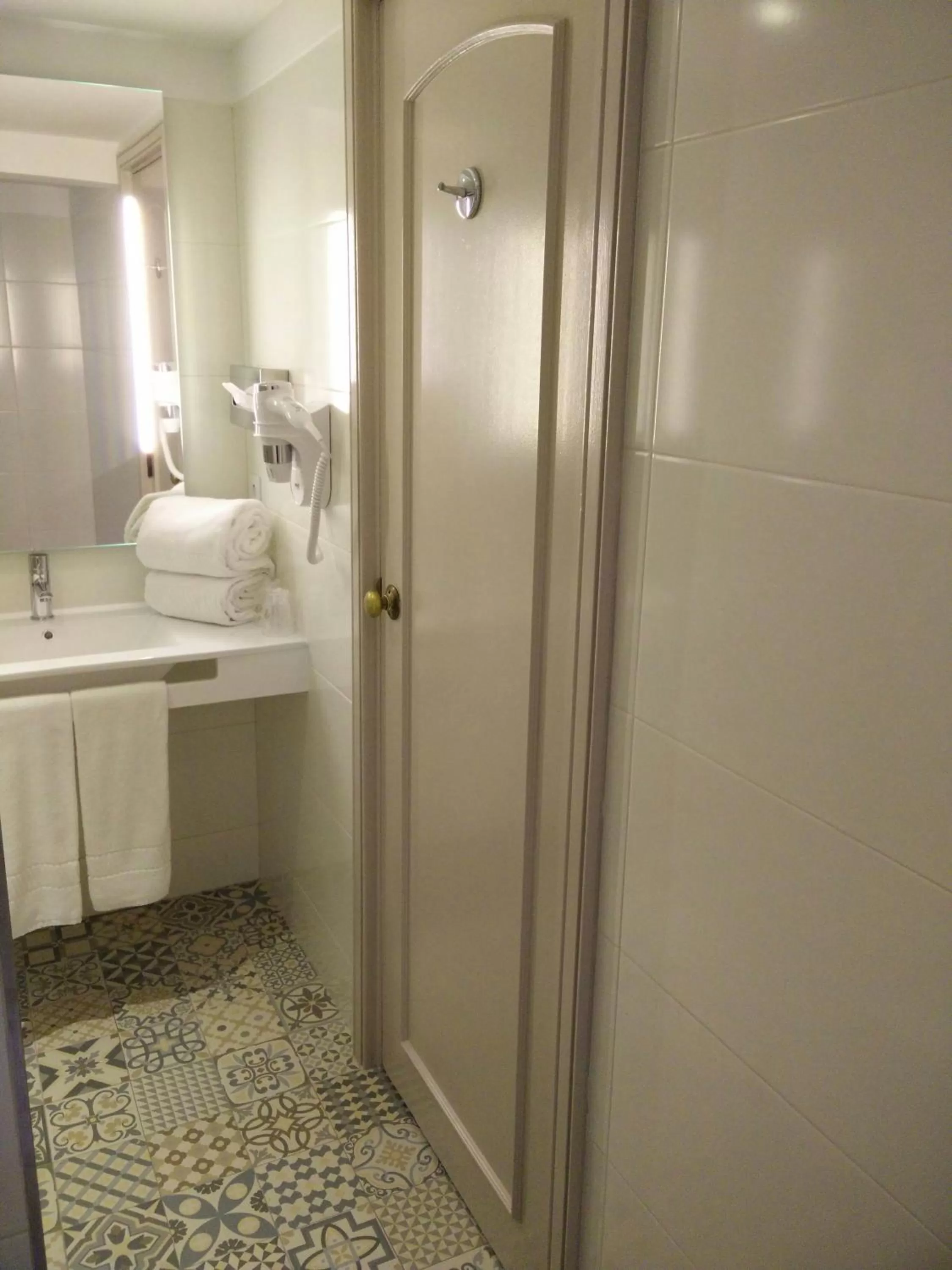 Bathroom in Golden Tulip Porto Gaia