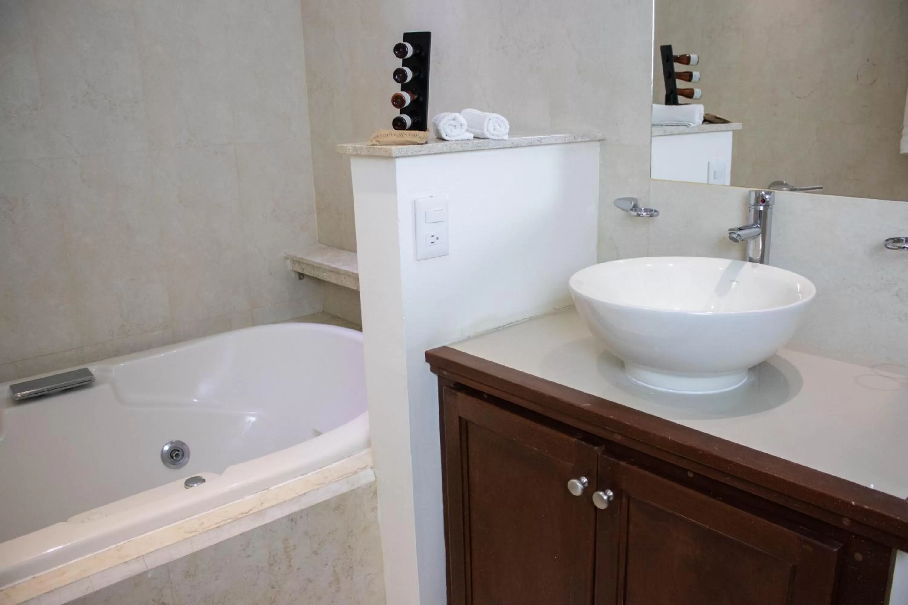 Hot Tub in The Westmarine Waterfront Hotel