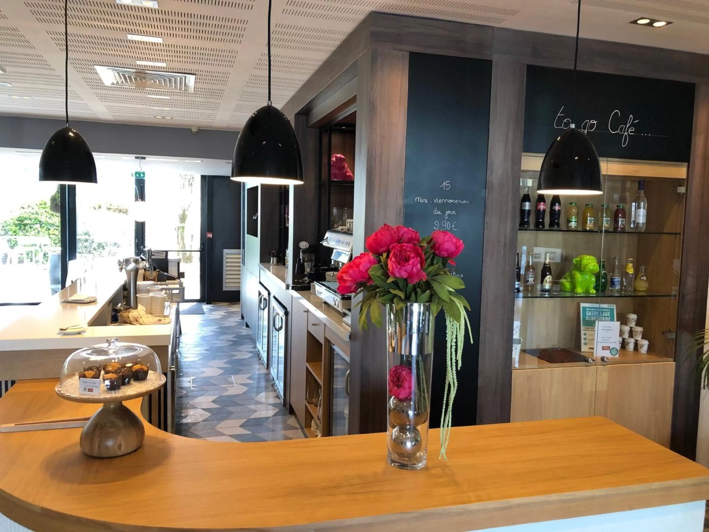 Lounge or bar in Holiday Inn Bordeaux Sud - Pessac by IHG